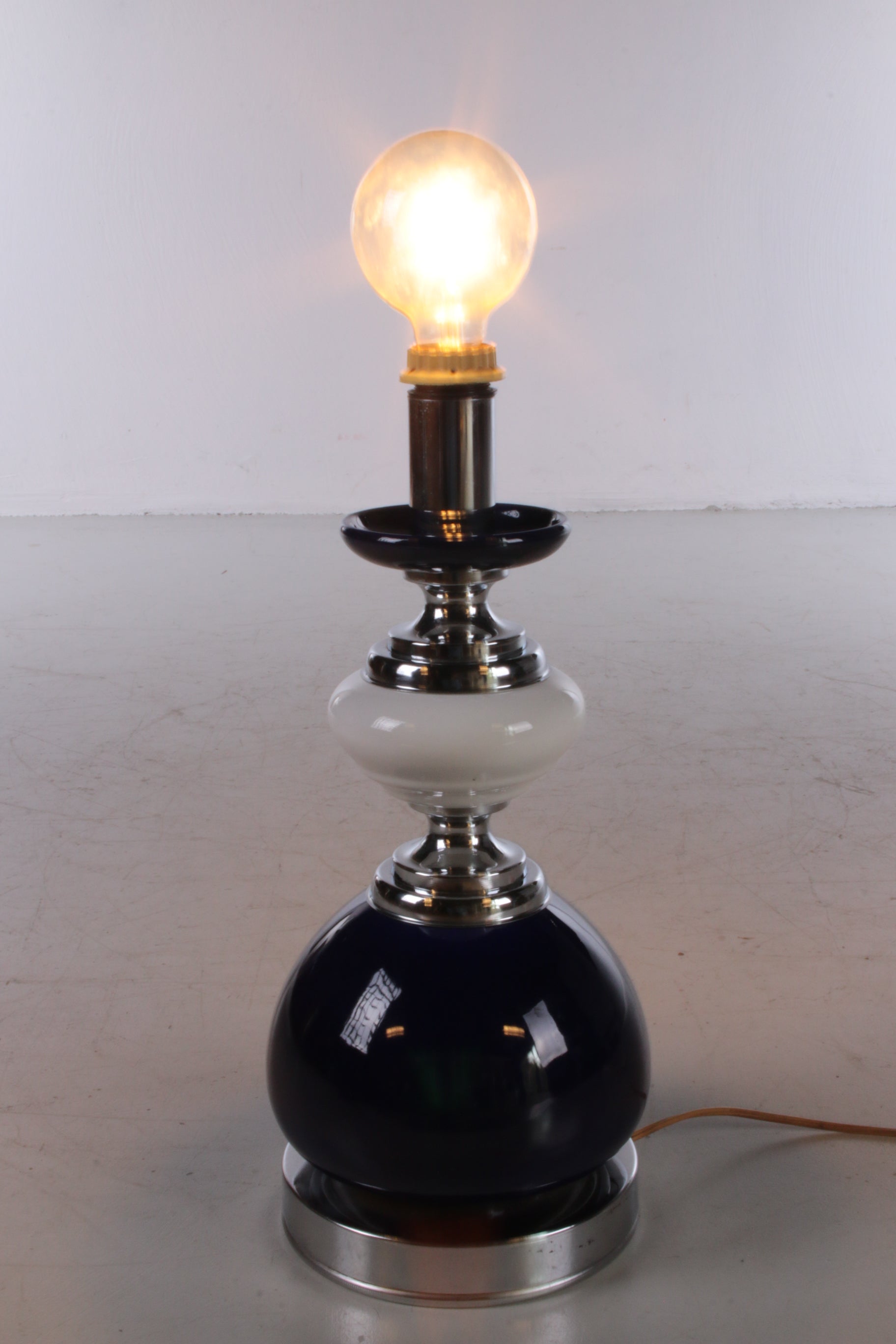Vintage Lampenvoet van blauw en wit gekleurd glas lamp aan