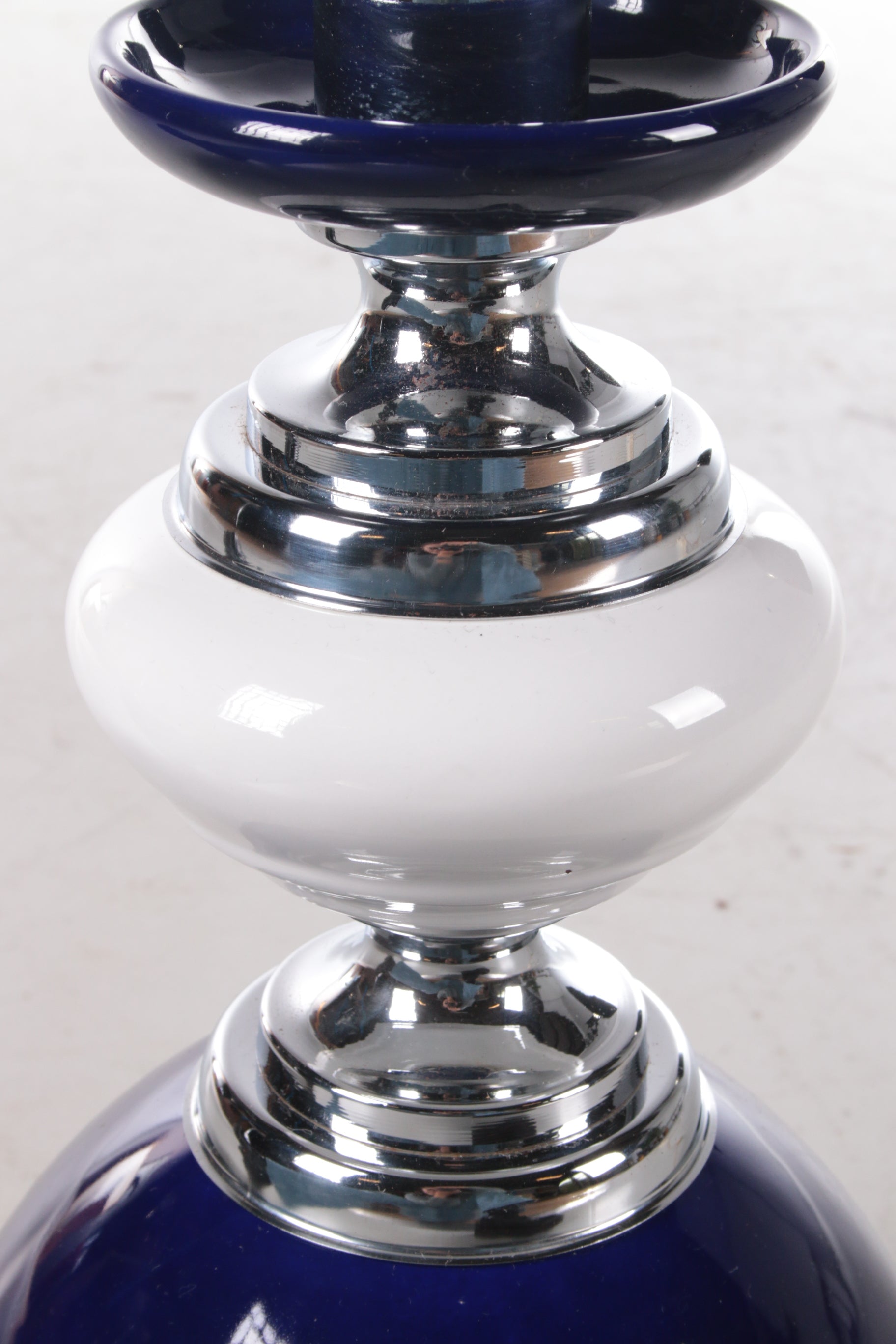 Vintage Lampenvoet van blauw en wit gekleurd glas hals detail