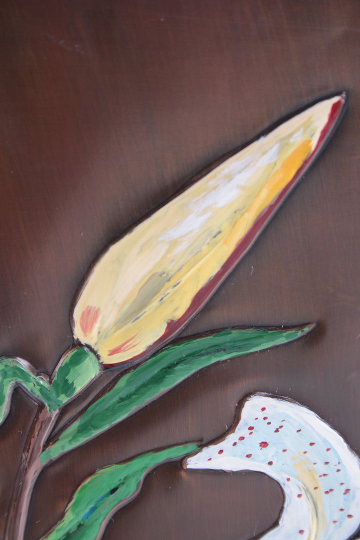 Koperen Wanddecoratie met Emaille Lelies jaren60 detail lelies