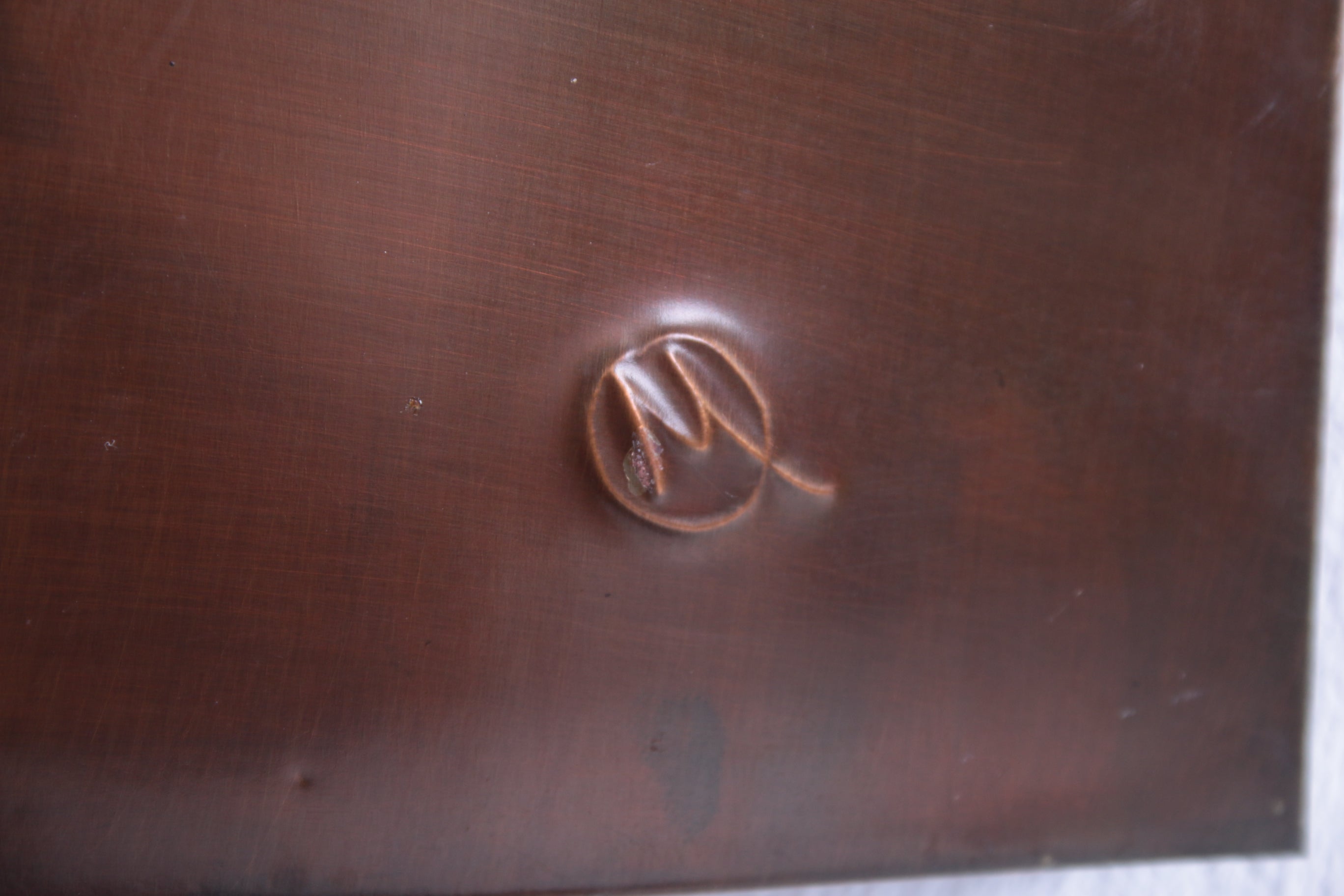 Koperen Wanddecoratie met Emaille Lelies jaren60 detail logo maker