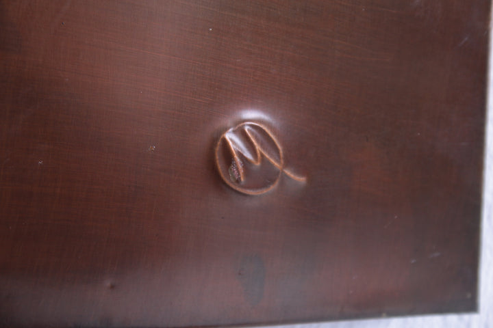 Koperen Wanddecoratie met Emaille Lelies jaren60 detail logo maker