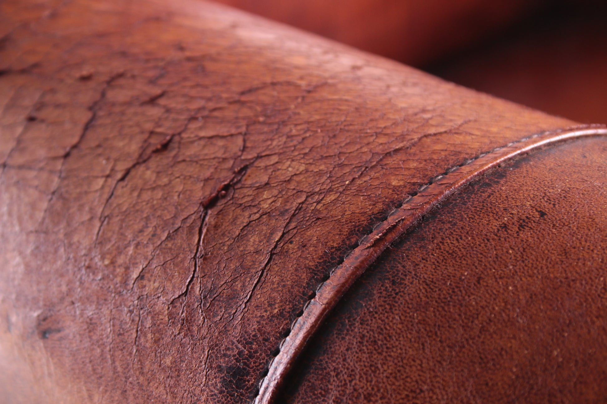 Vintage Schaapsleren Fauteuil met een mooie bruine patina detail armleuning