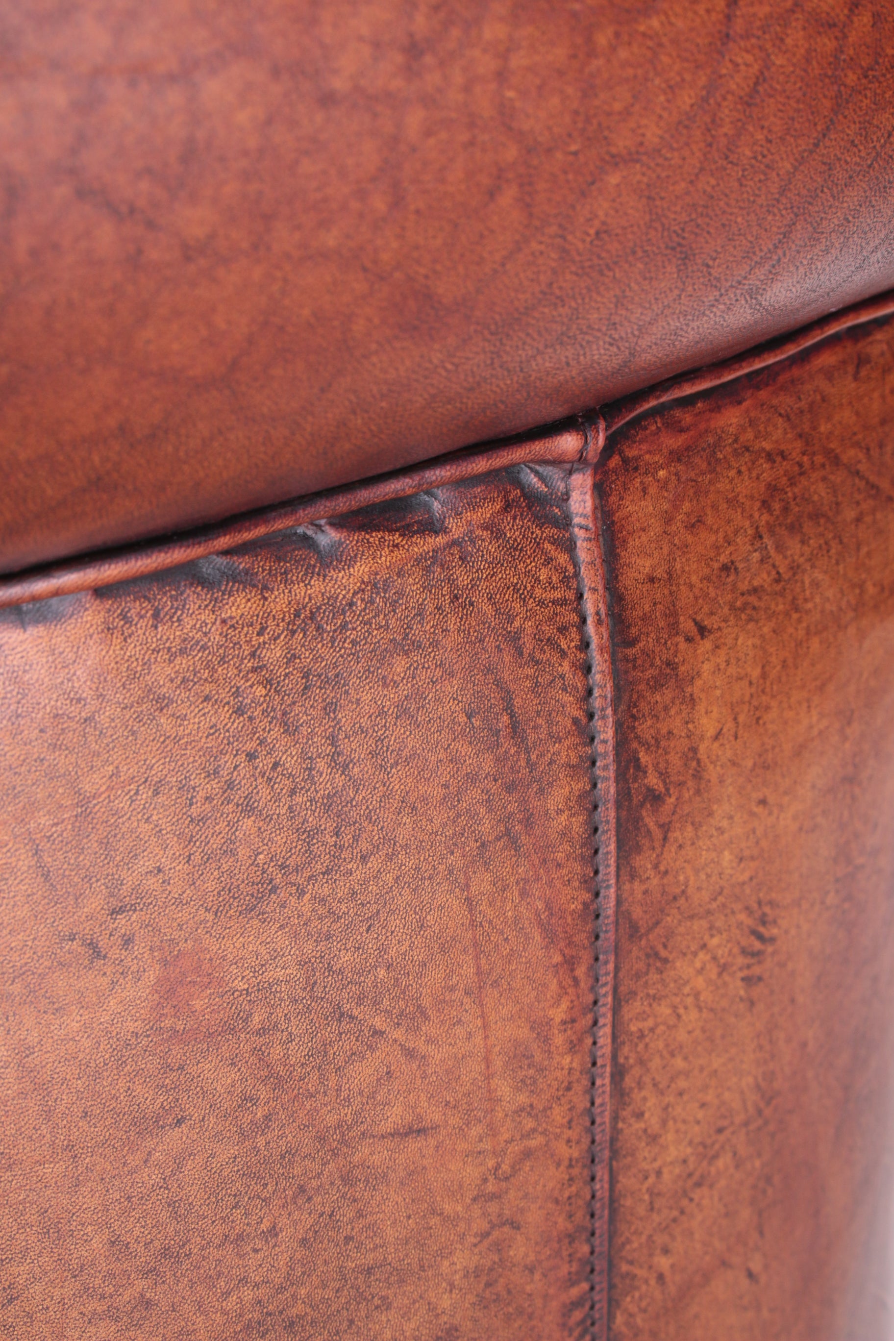 Vintage Schaapsleren Fauteuil met een mooie bruine patina detail rugleuning