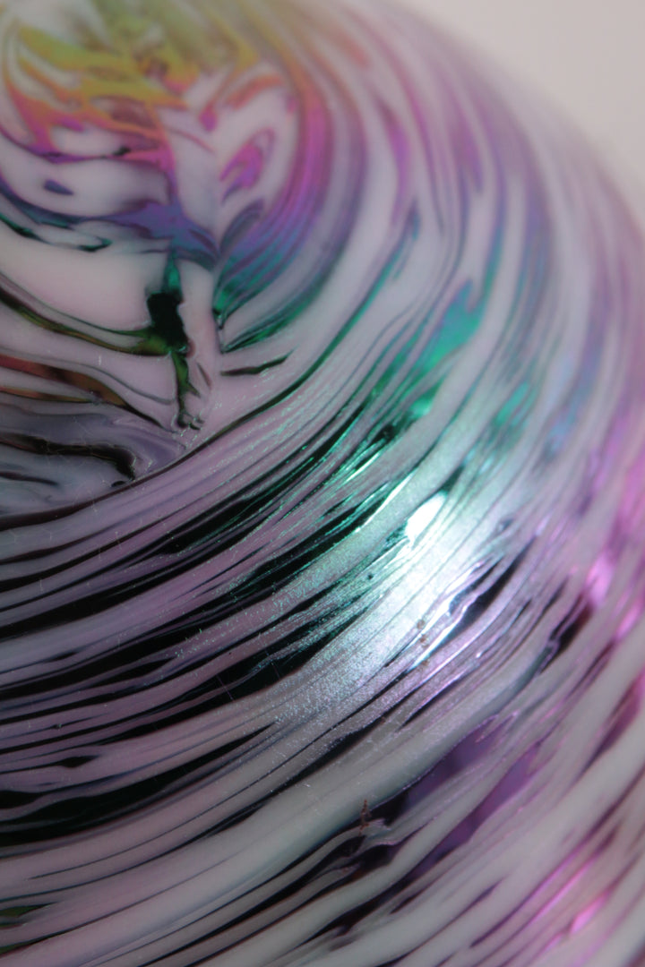 Paperweight van prachtig bewerkt glas grijs paars gekleurd.