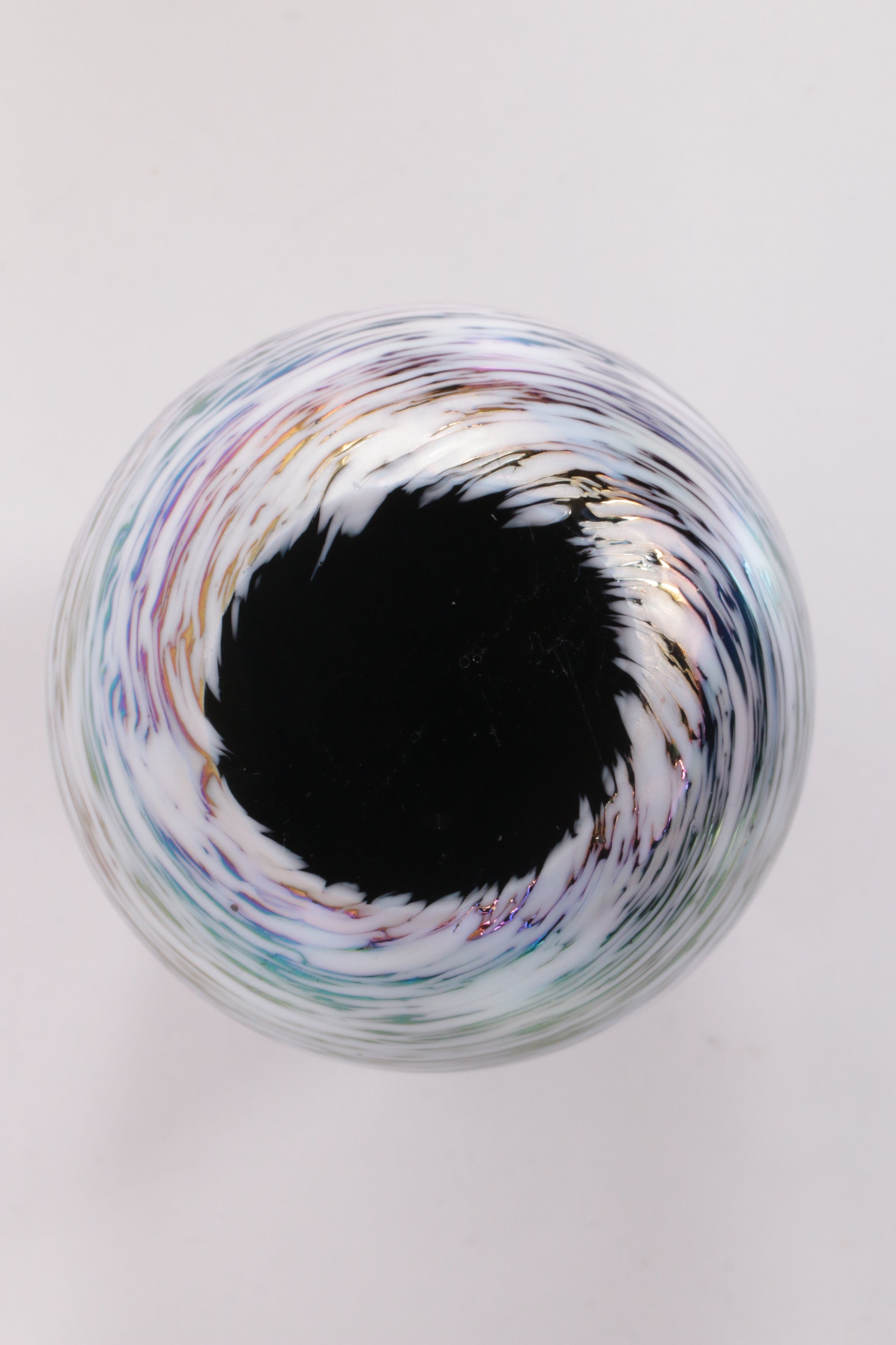 Paperweight van prachtig bewerkt glas grijs paars gekleurd.