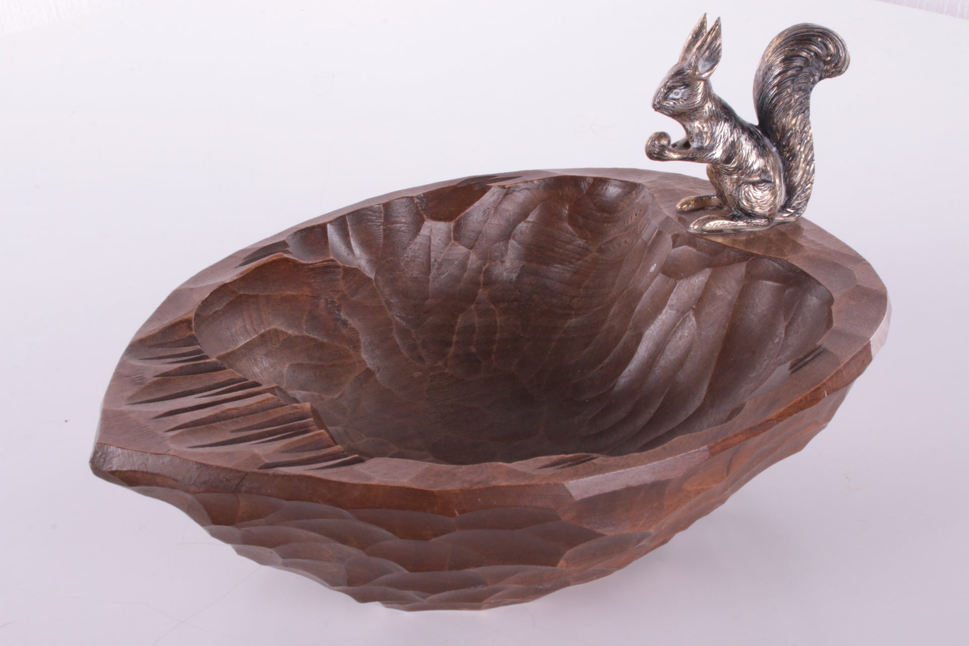 Decoratieve Walnoot houten schaal met Massief  zilveren eekhoorn.