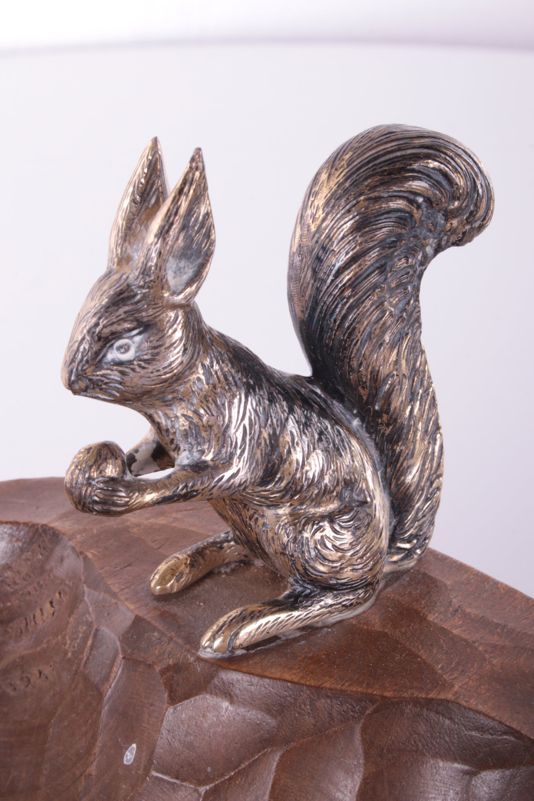 Decoratieve Walnoot houten schaal met Massief  zilveren eekhoorn.