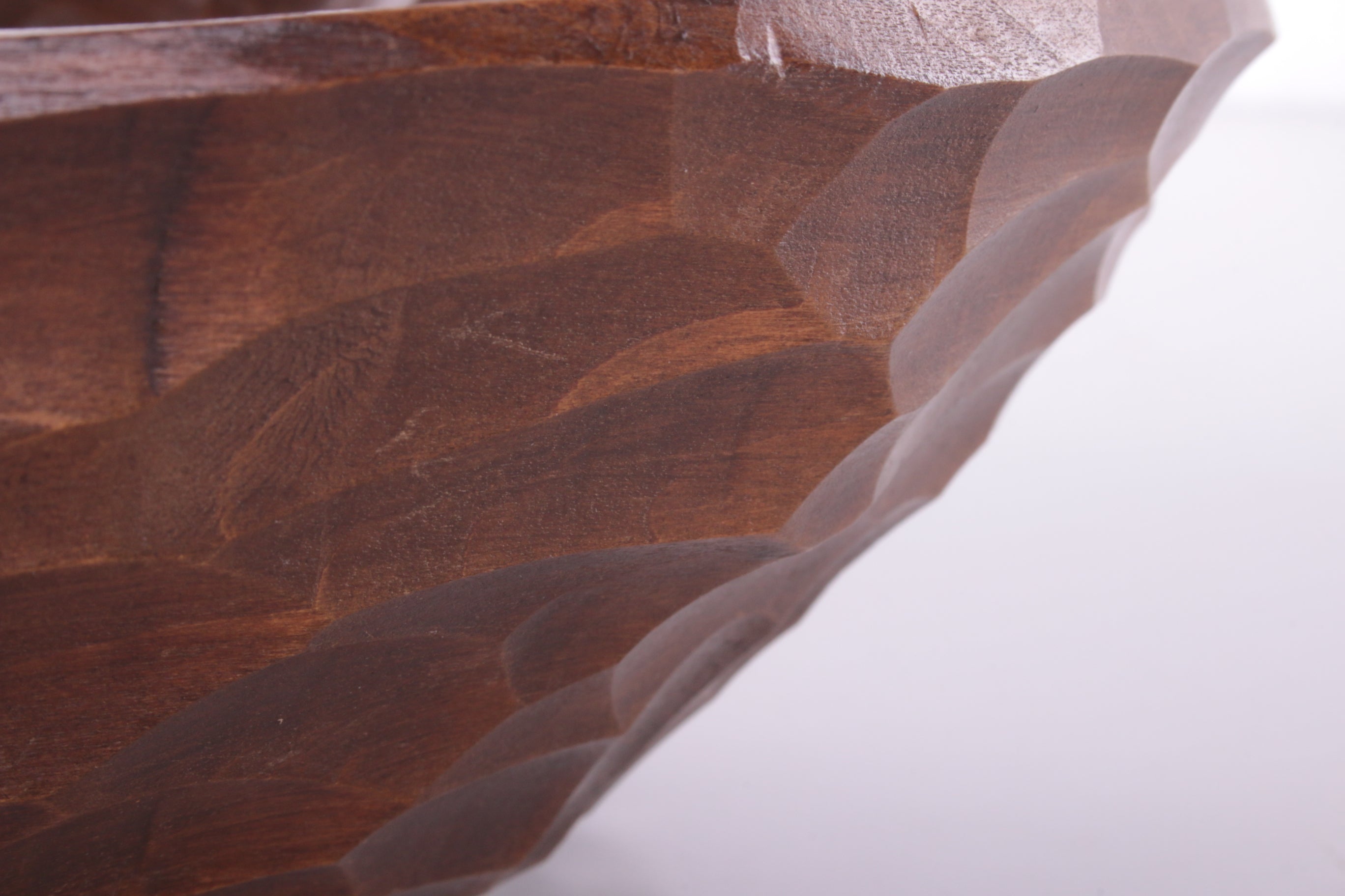 Decoratieve Walnoot houten schaal met Massief  zilveren eekhoorn.