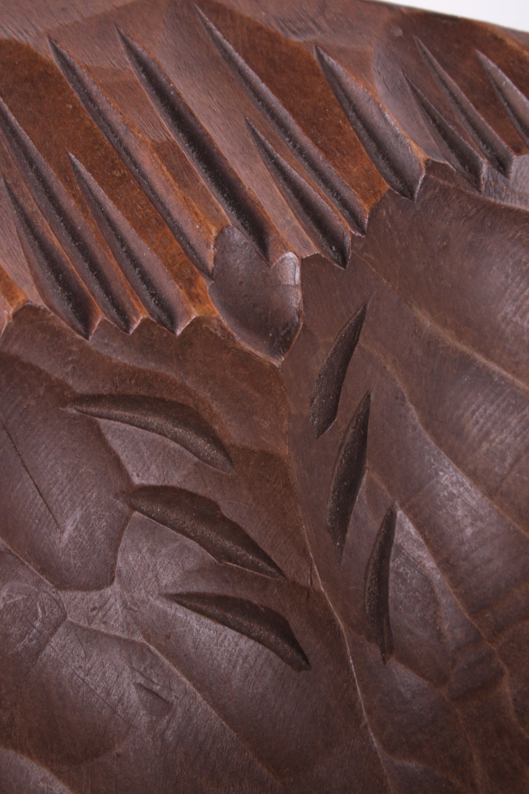 Decoratieve Walnoot houten schaal met Massief  zilveren eekhoorn.