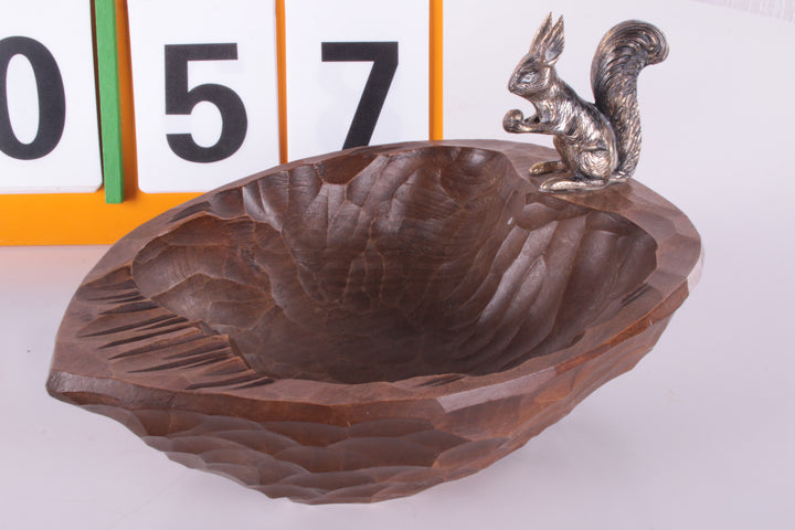 Decoratieve Walnoot houten schaal met Massief  zilveren eekhoorn.