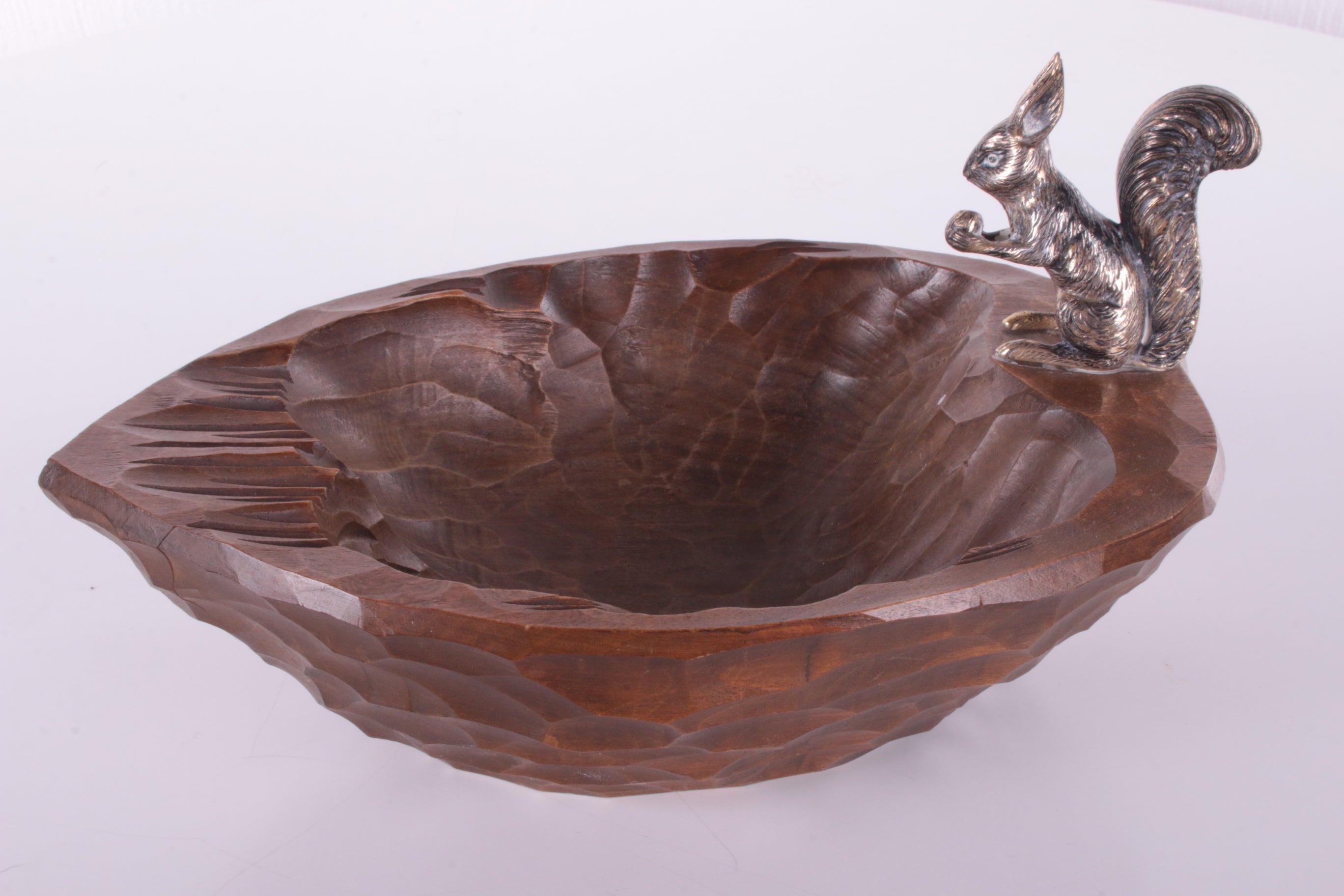 Decoratieve Walnoot houten schaal met Massief  zilveren eekhoorn.