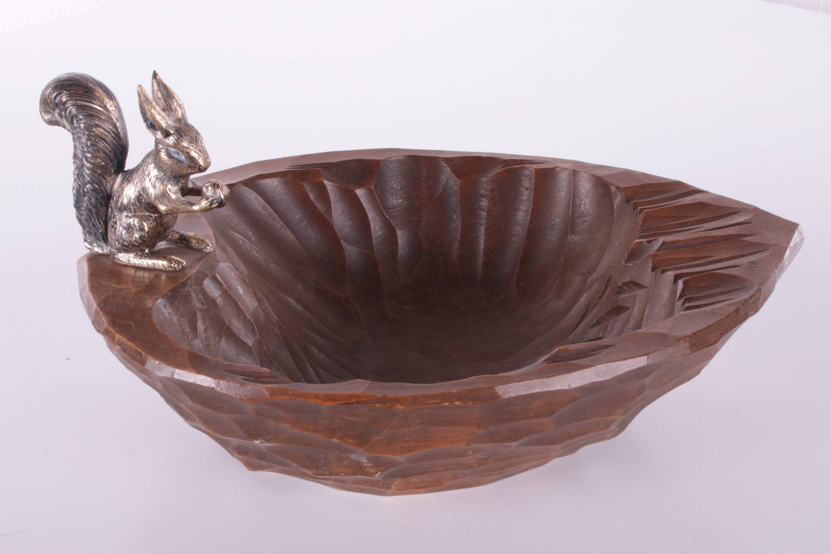 Decoratieve Walnoot houten schaal met Massief  zilveren eekhoorn.