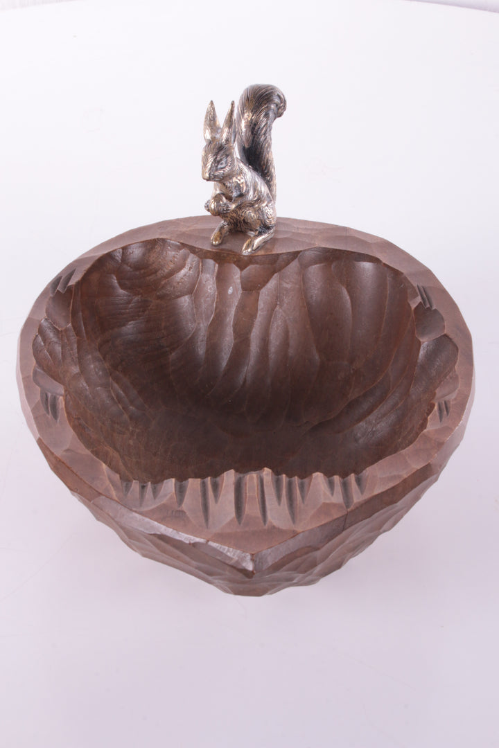 Decoratieve Walnoot houten schaal met Massief  zilveren eekhoorn.