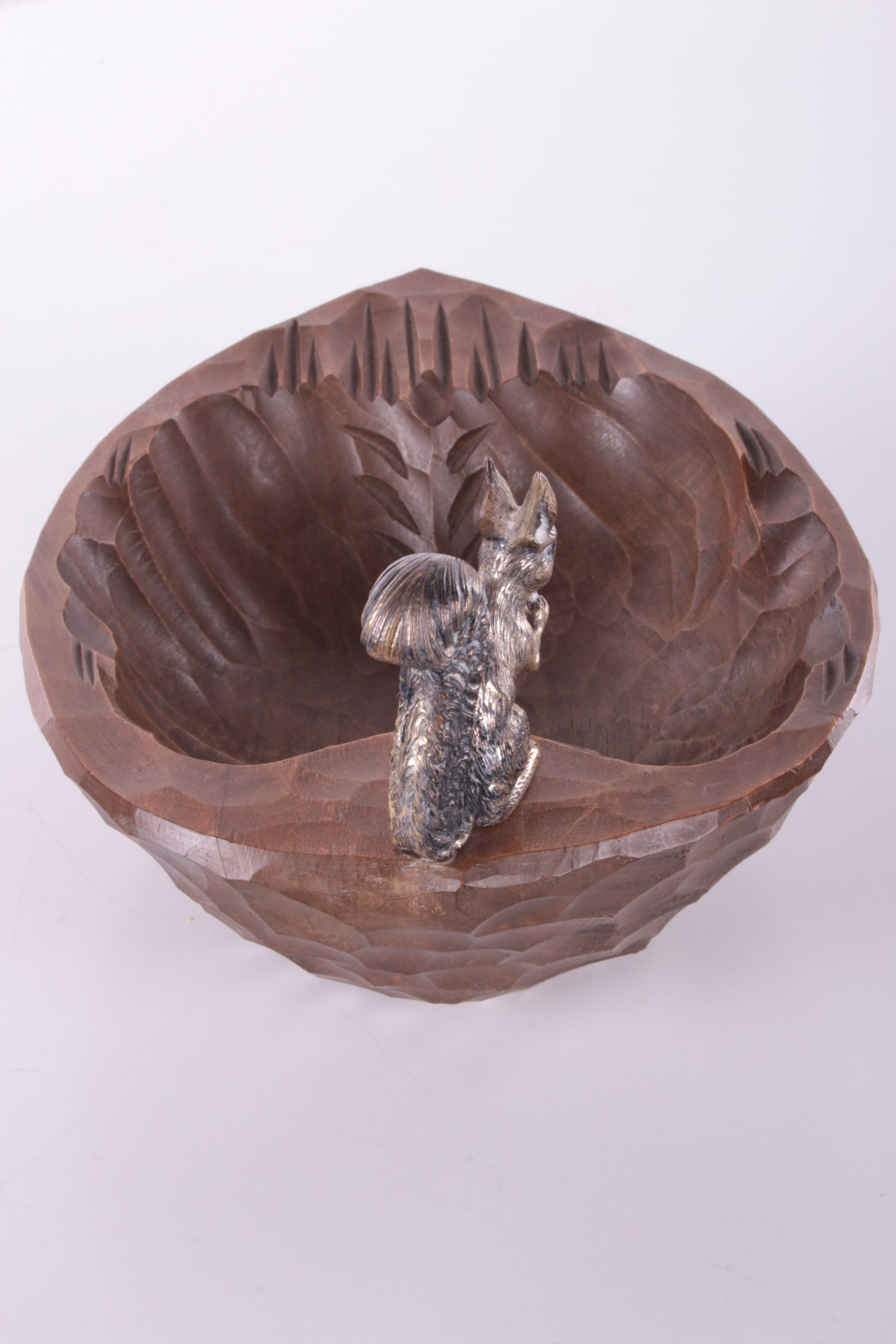 Decoratieve Walnoot houten schaal met Massief  zilveren eekhoorn.