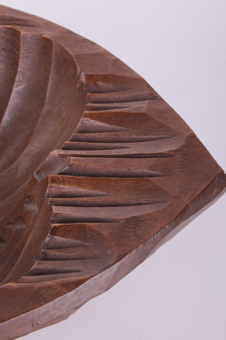 Decoratieve Walnoot houten schaal met Massief  zilveren eekhoorn.