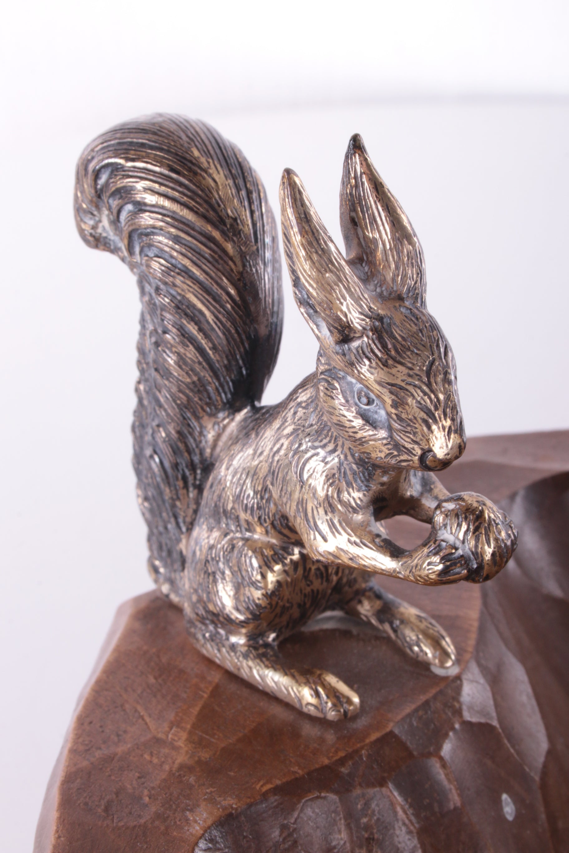 Decoratieve Walnoot houten schaal met Massief  zilveren eekhoorn.