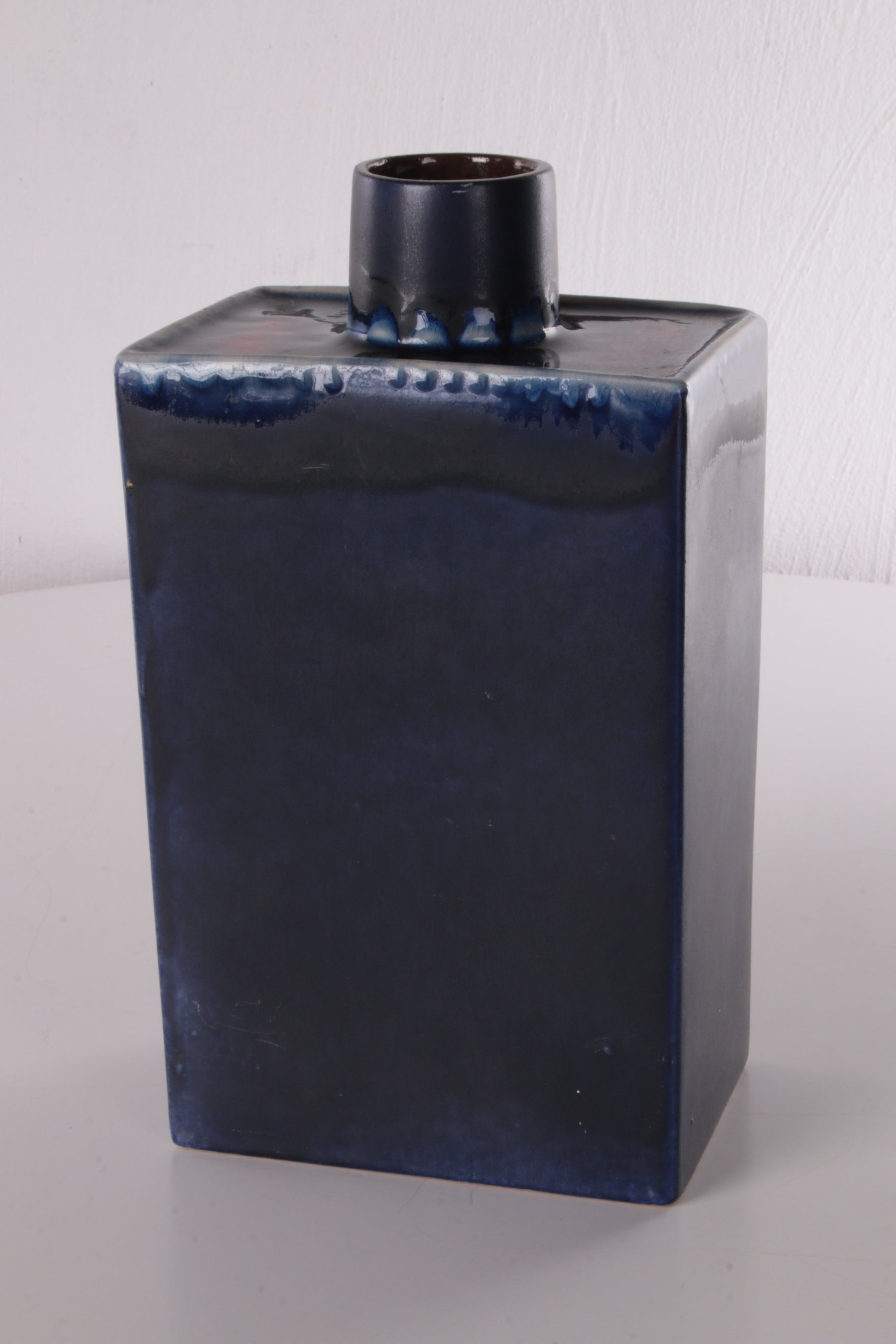 Blauwe en rode keramieken vaas mooi strak model.