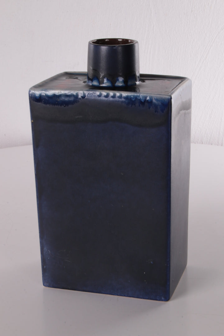 Blauwe en rode keramieken vaas mooi strak model.