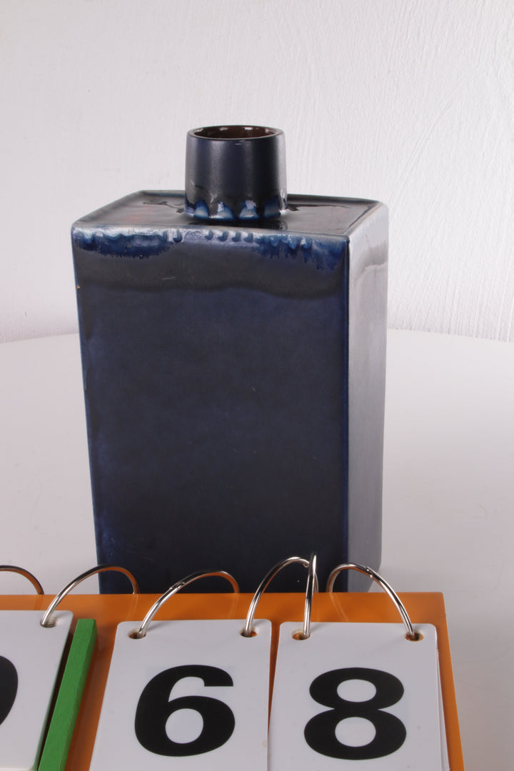 Blauwe en rode keramieken vaas mooi strak model.