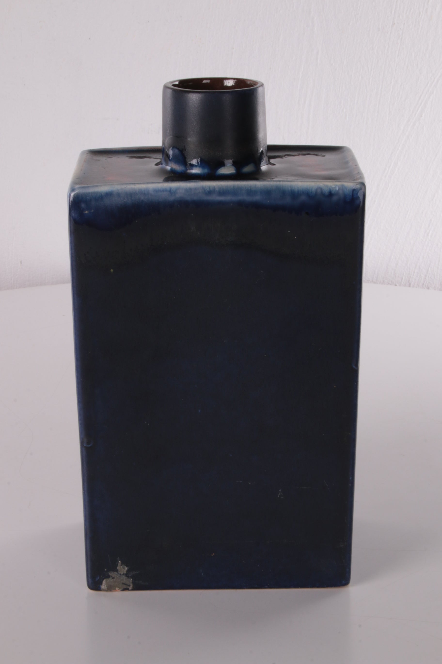 Blauwe en rode keramieken vaas mooi strak model.