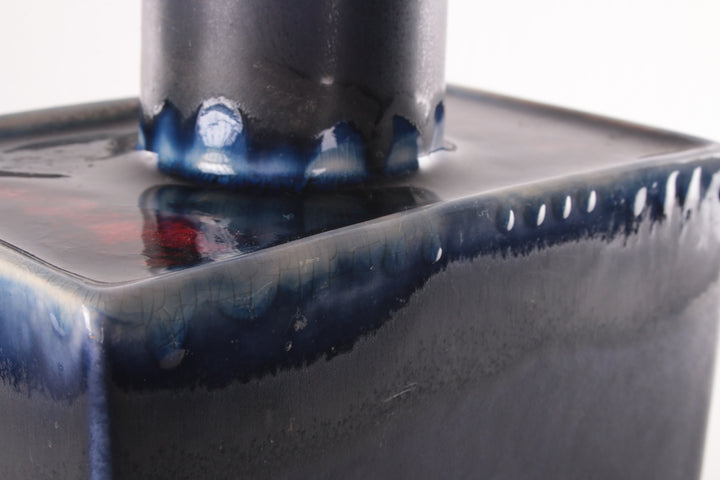 Blauwe en rode keramieken vaas mooi strak model.