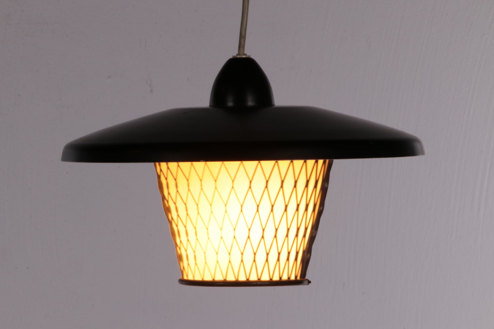 Vintage Hanglamp komt uit Scandinavie gemaakt in de jaren60.
