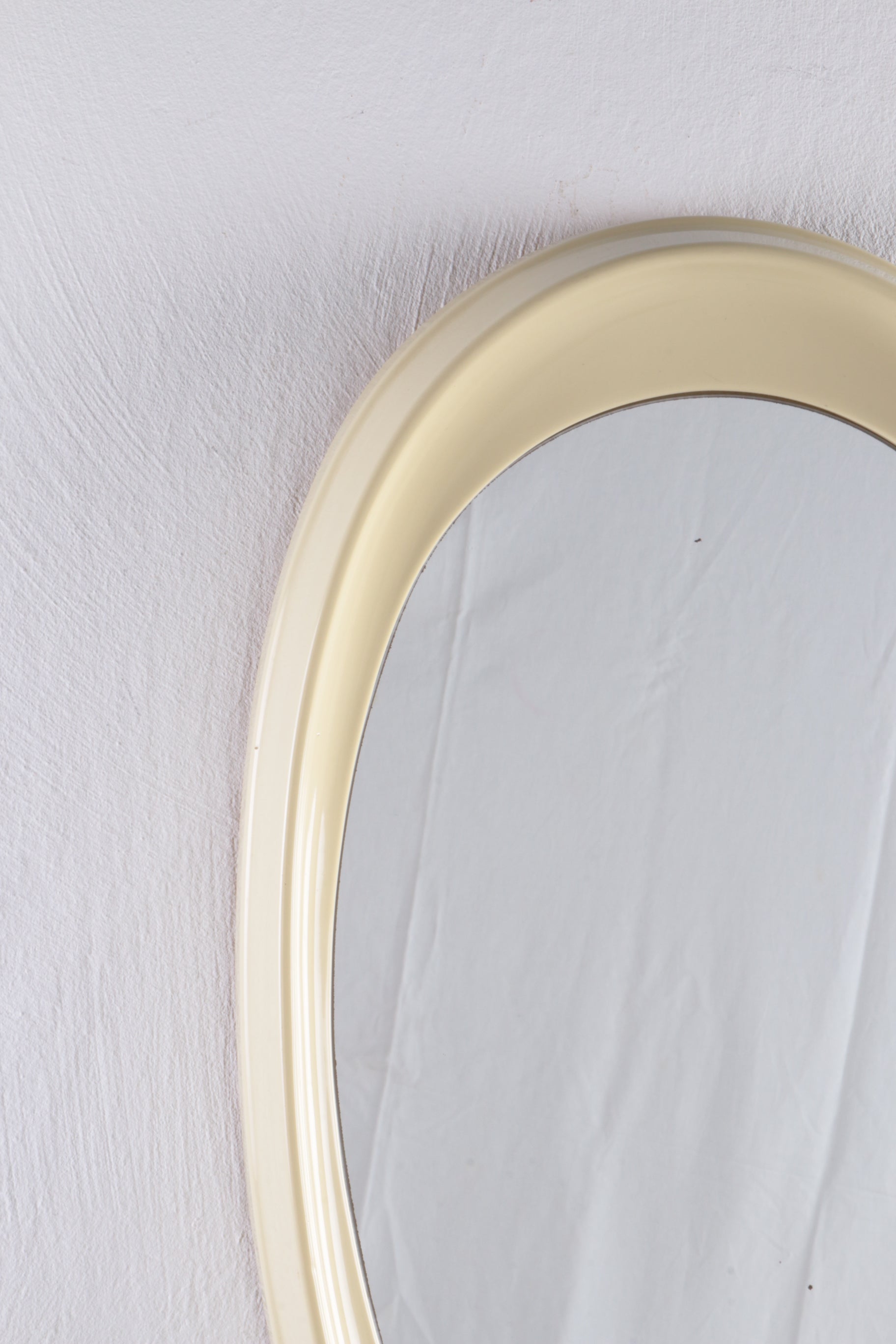 Grote witte ovale Wandspiegel Cattaneo rand