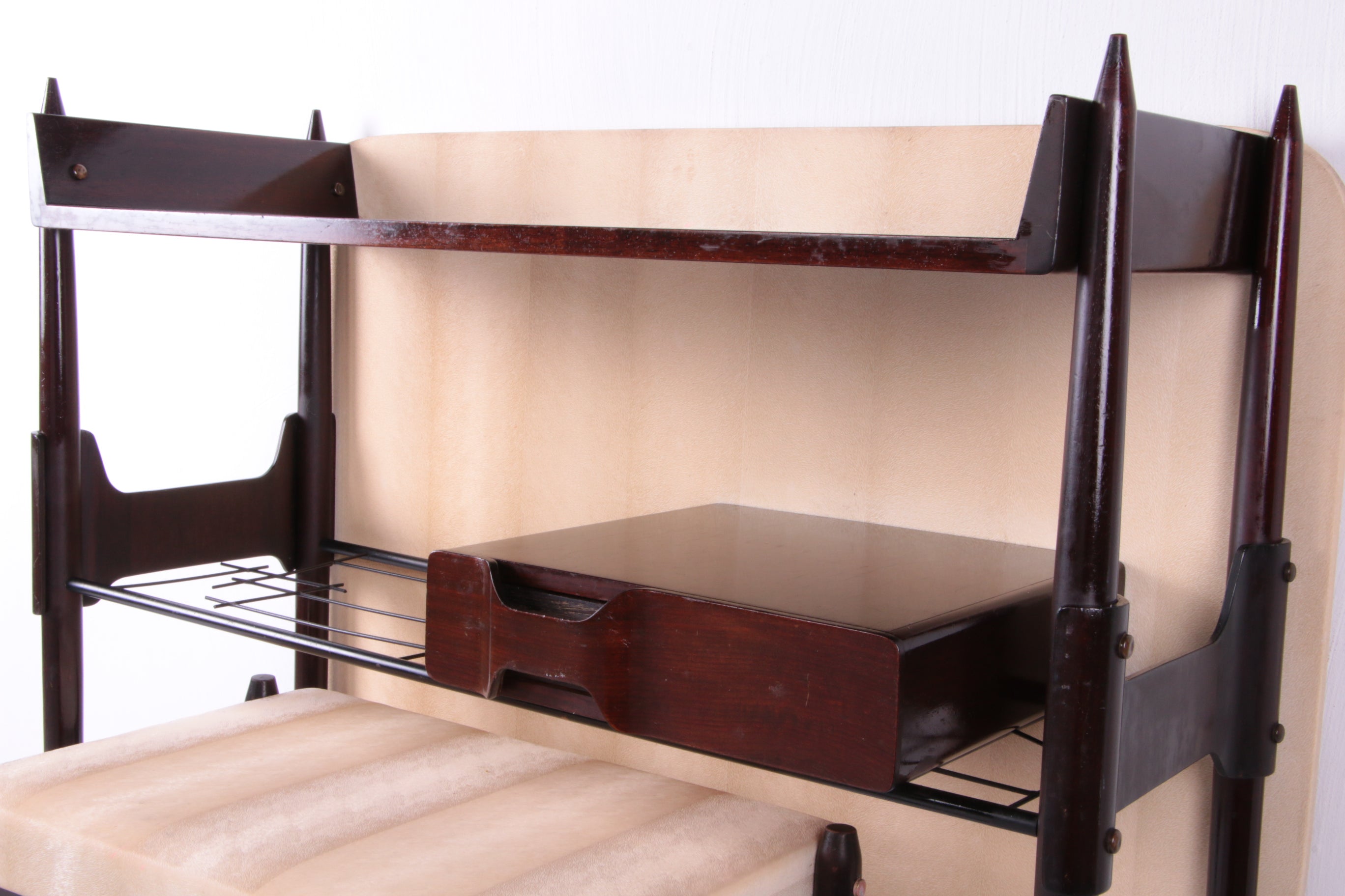 Ico Parisi Wandmeubel met spiegel en krukje 1950 Italie