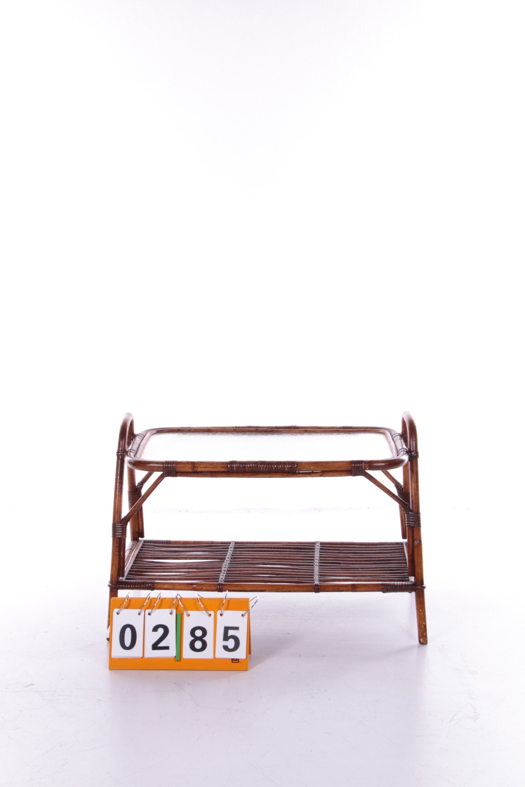 Bamboe bijzettafel met magazijnrekjes Frankrijk jaren60