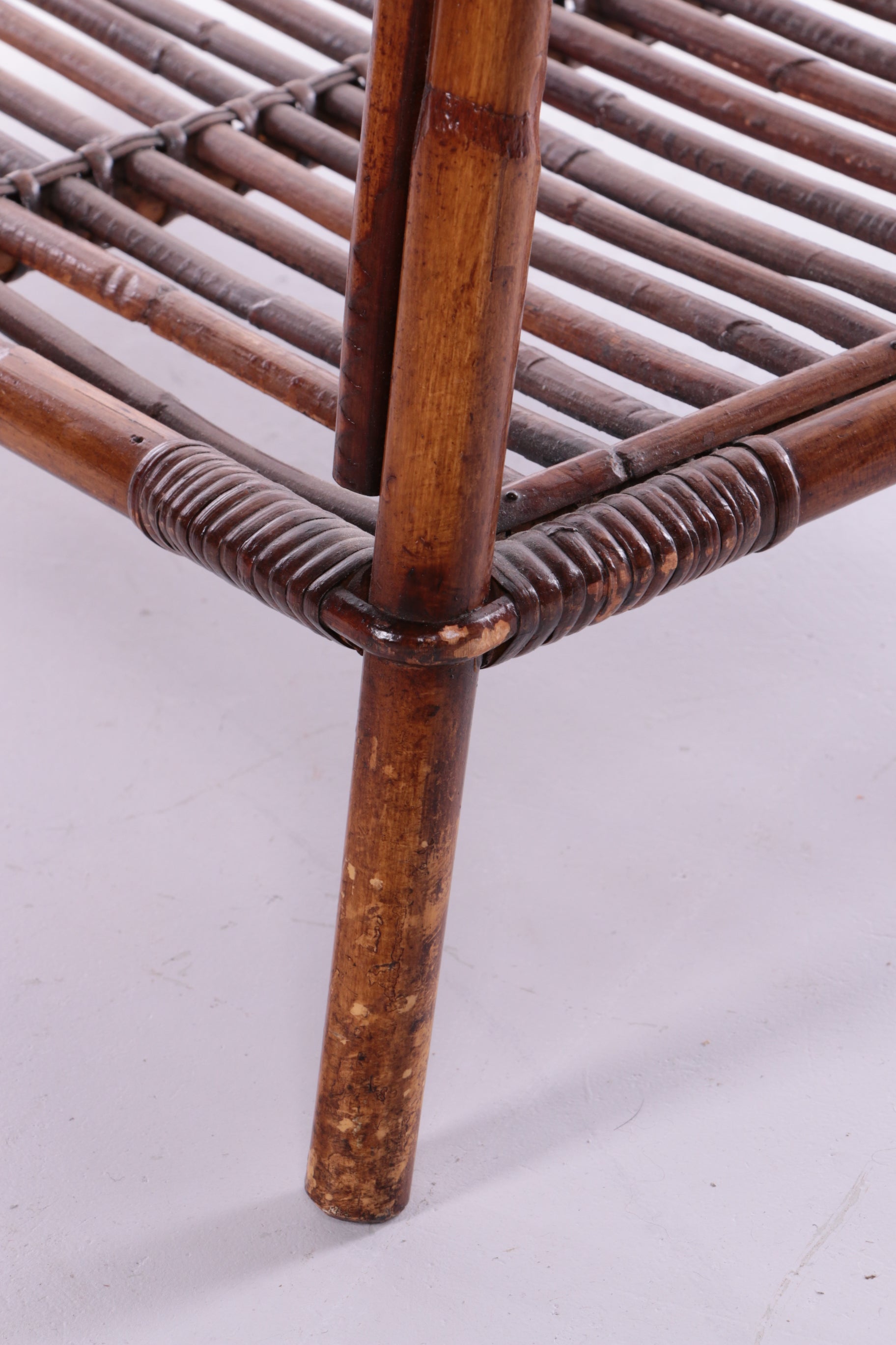 Bamboe bijzettafel met magazijnrekjes Frankrijk jaren60