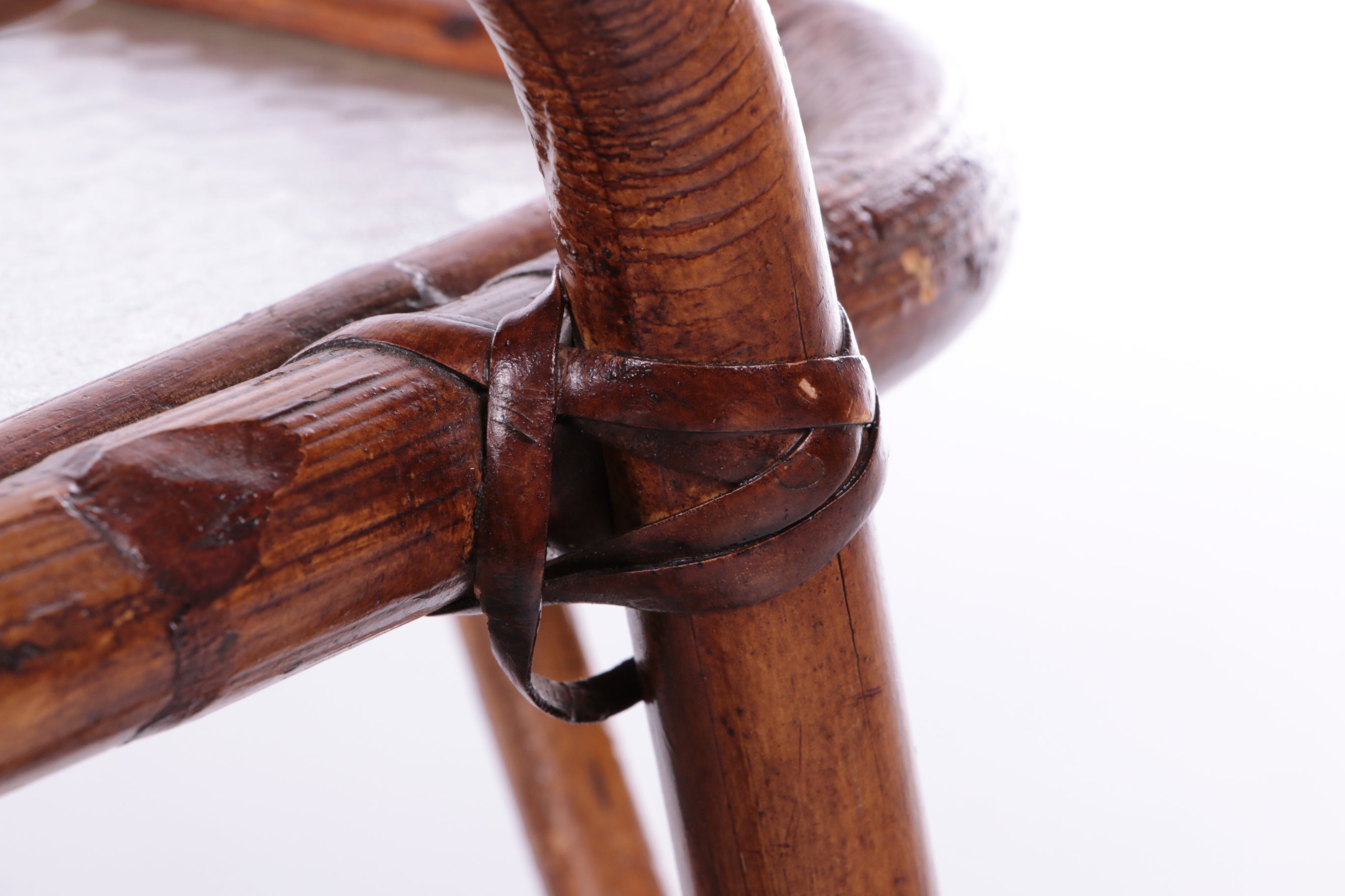 Bamboe bijzettafel met magazijnrekjes Frankrijk jaren60