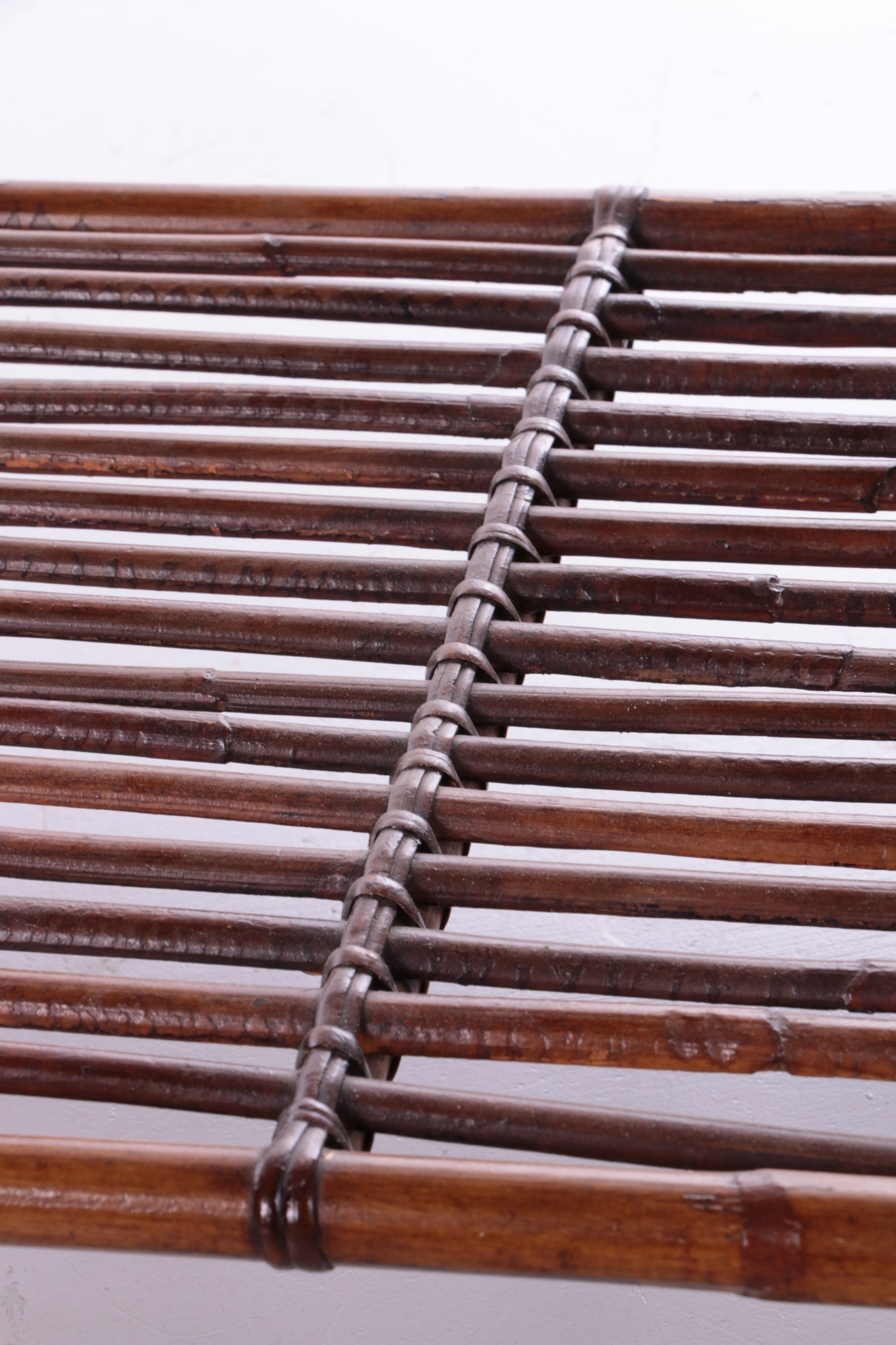 Bamboe bijzettafel met magazijnrekjes Frankrijk jaren60