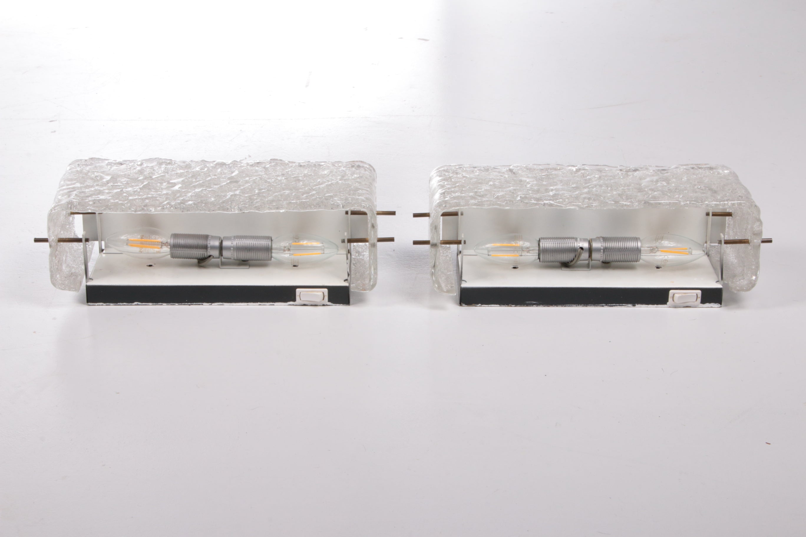 Vintage Set van 2 Kalmar Wandlampen met ijsglas,1960 Duitsland