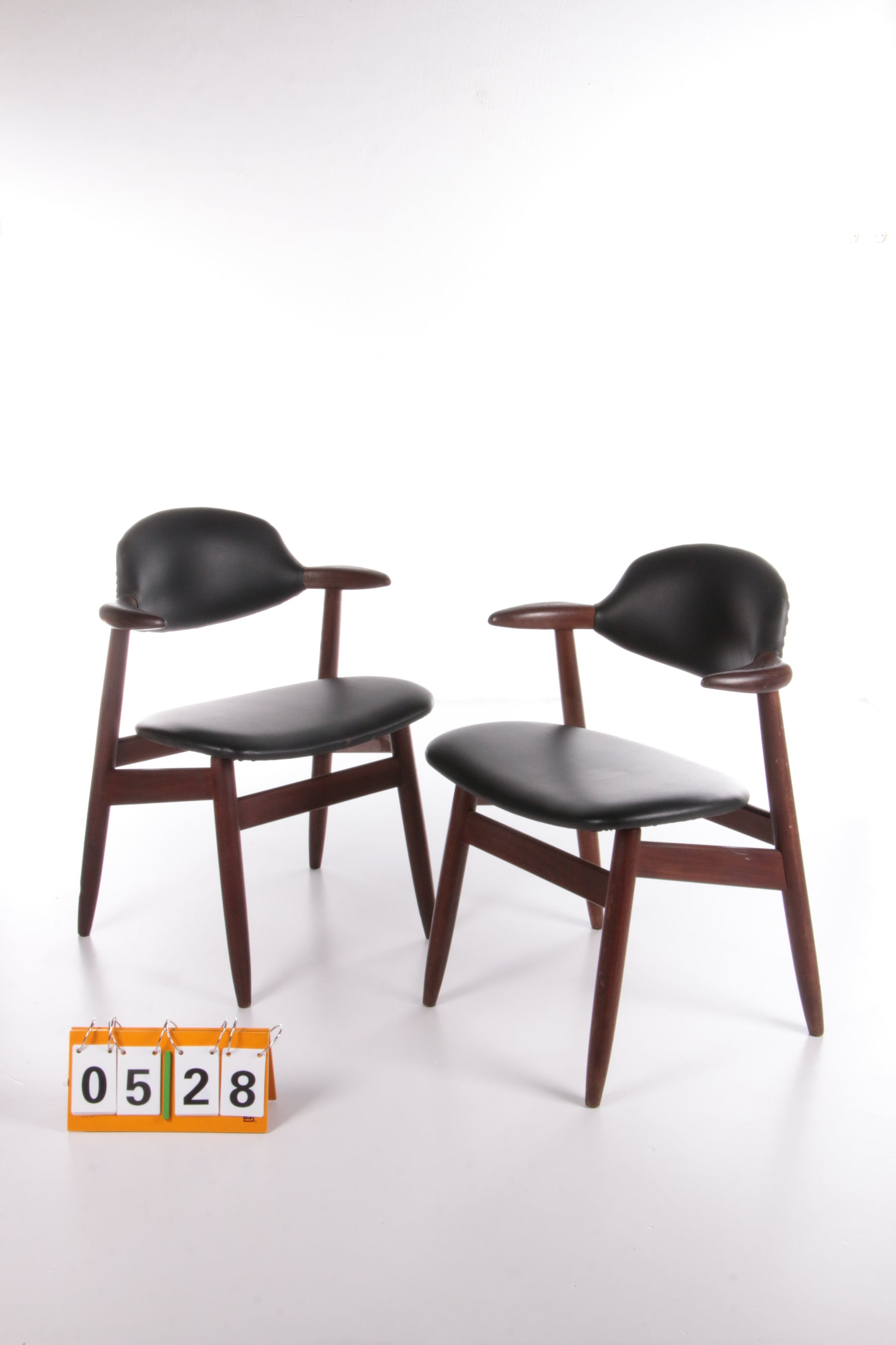 Set van twee Koehoorn stoelen van Tijsseling voor Hulmefa nummer