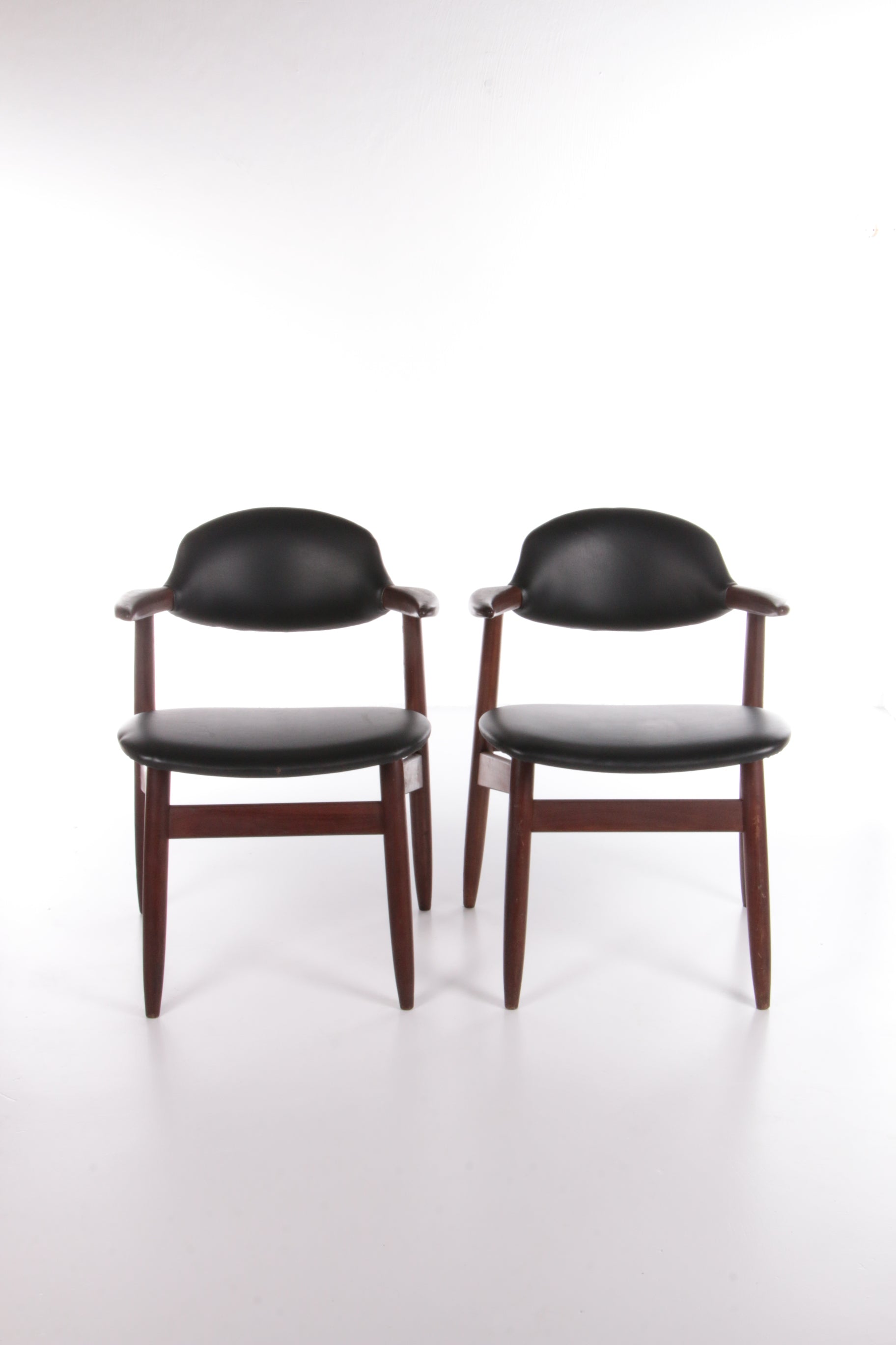 Set van twee Koehoorn stoelen van Tijsseling voor Hulmefa voorkant