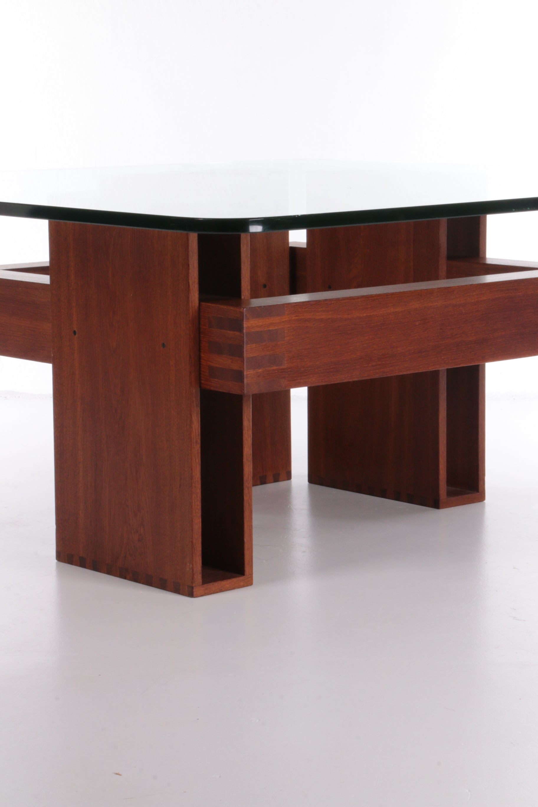Franse Brutalistische Design salontafel van teakhout met glasplaat,1970