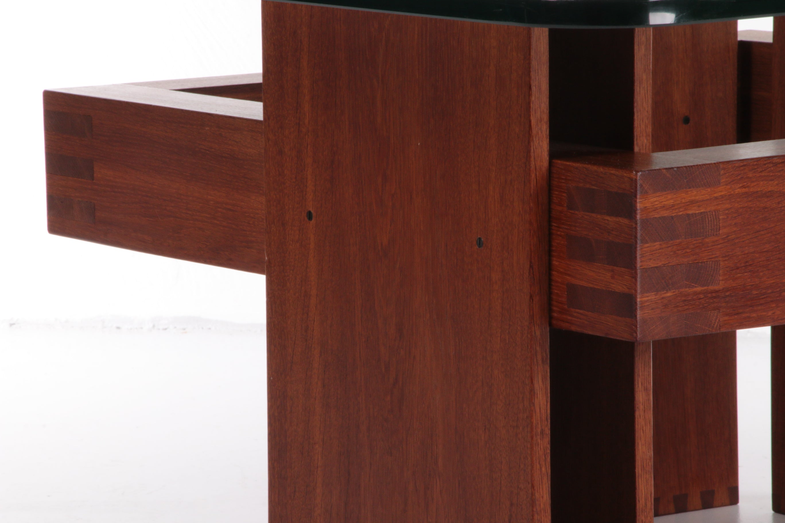 Franse Brutalistische Design salontafel van teakhout met glasplaat,1970