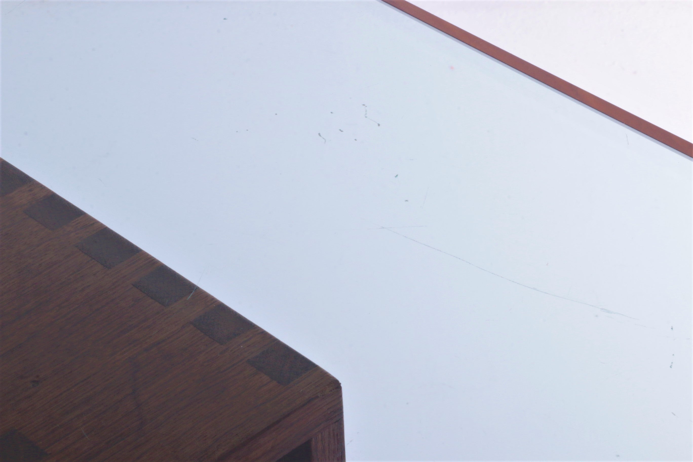 Franse Brutalistische Design salontafel van teakhout met glasplaat,1970