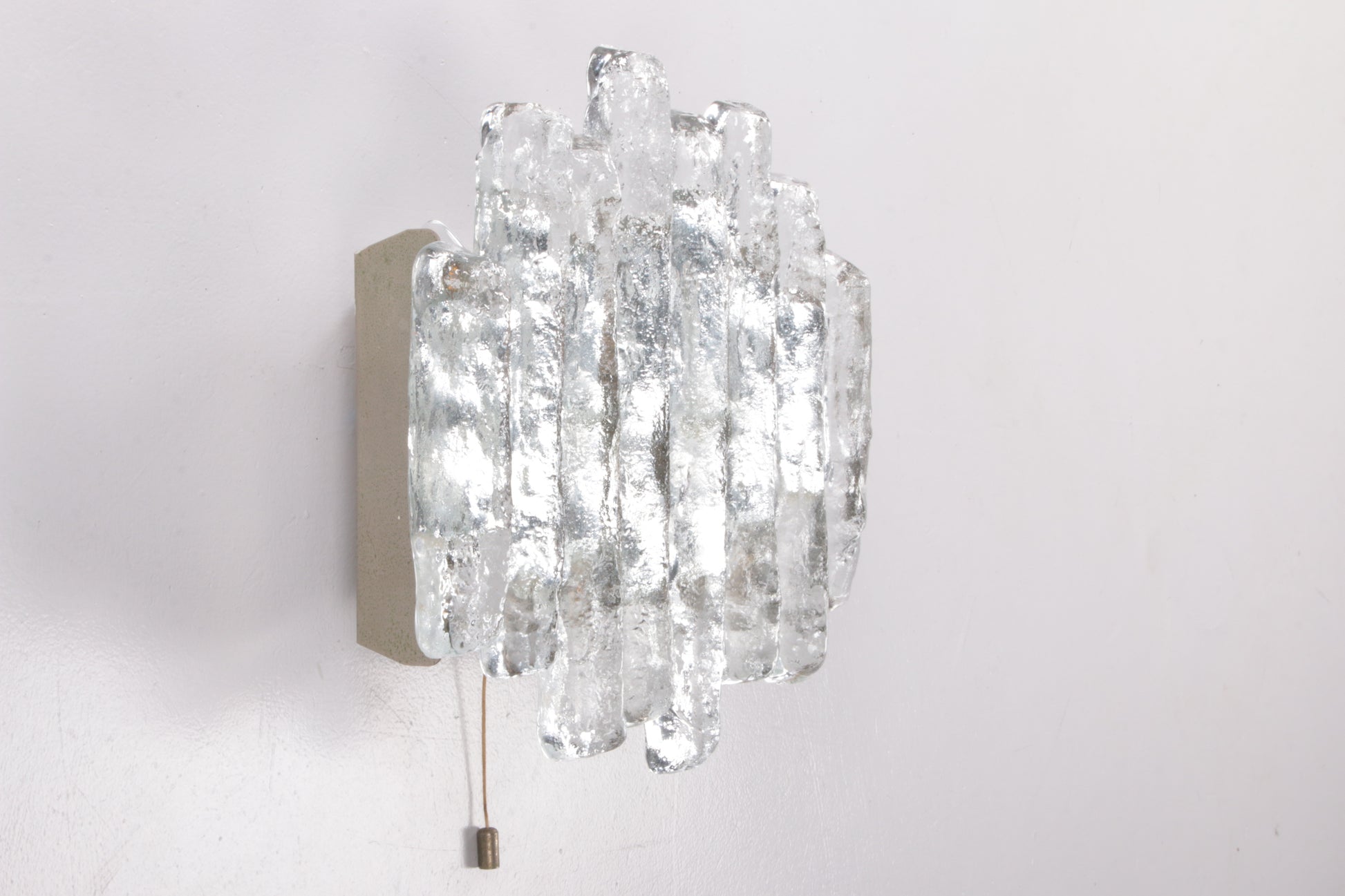 Wandlamp met ijsglas gemaakt door J.T. Kalmar,1960s