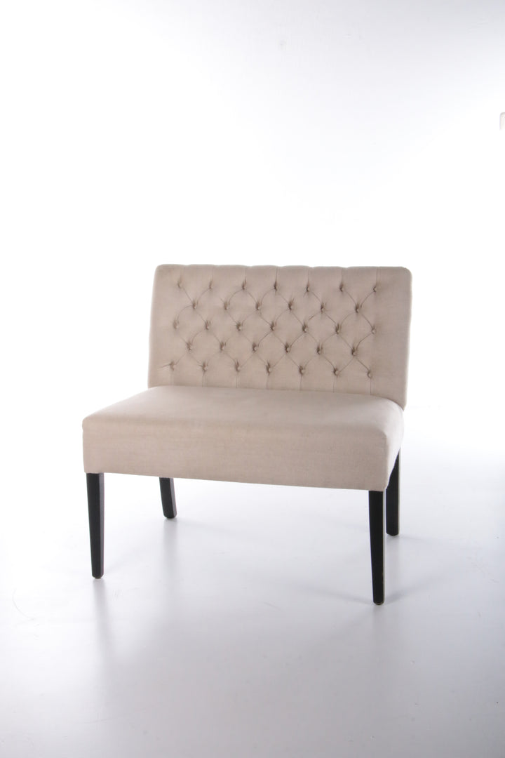 Eetkamerbank met caption van Láuthentique Meubels.