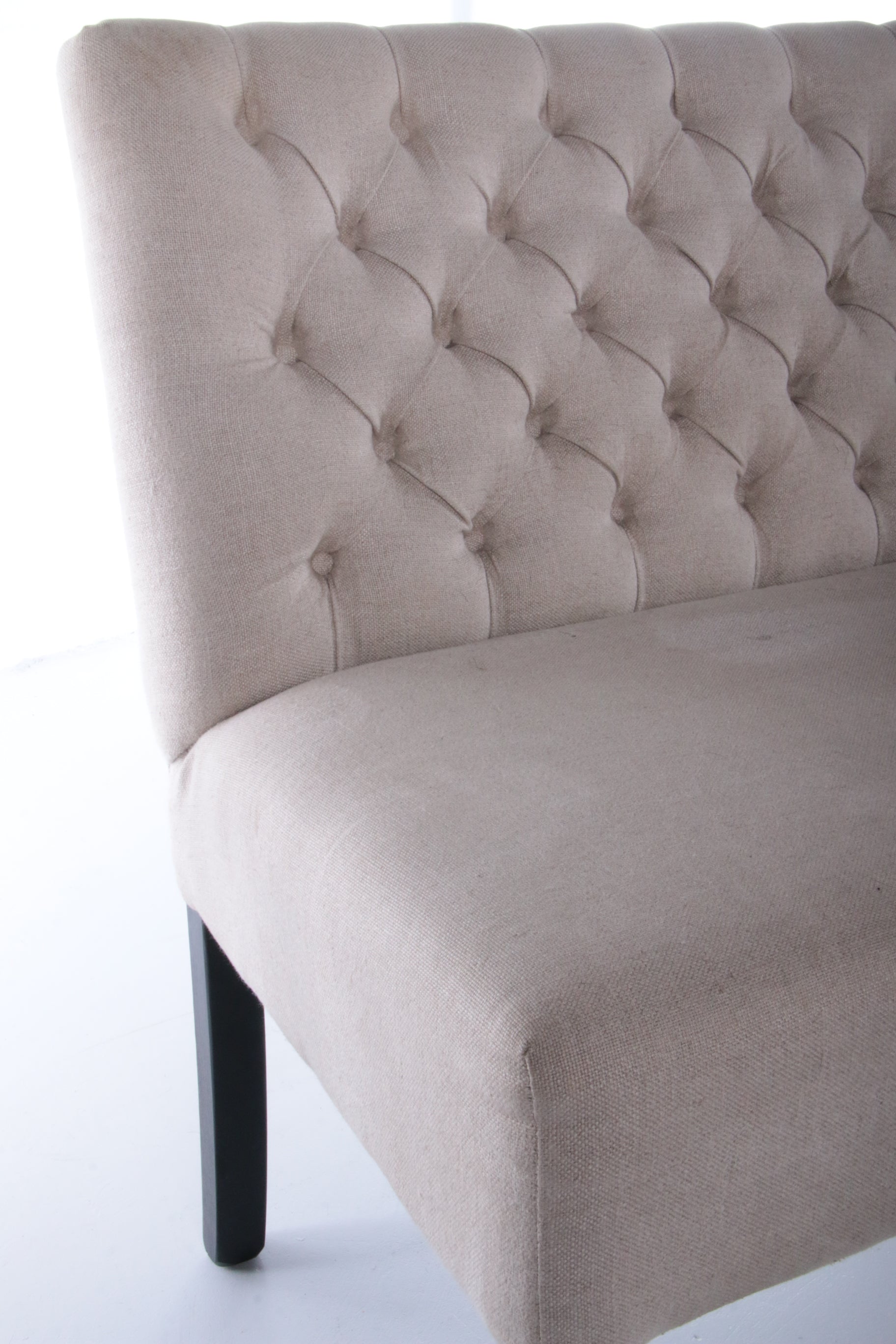 Eetkamerbank met caption van Láuthentique Meubels.