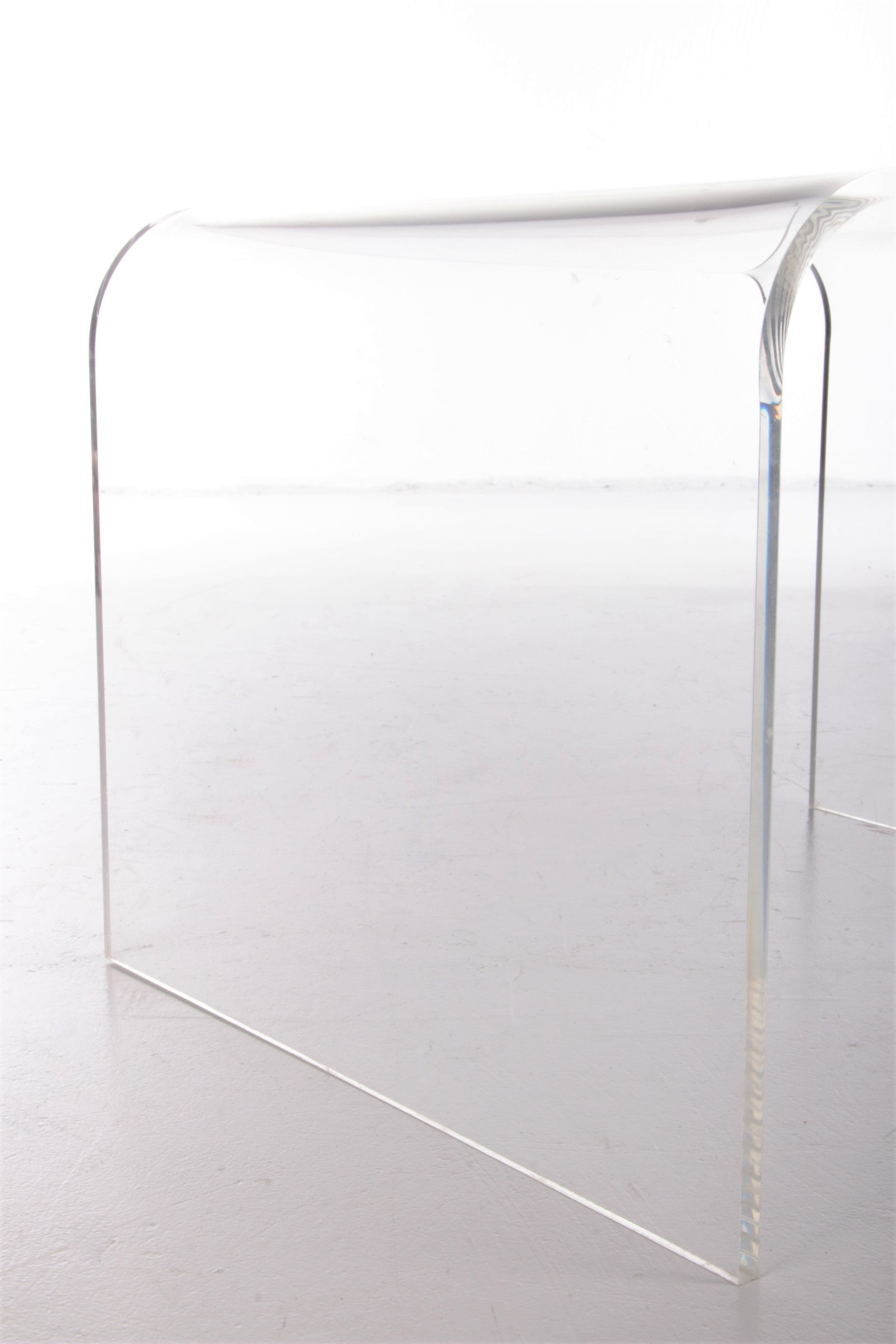 Plexieglas bijzettafel of plantentafel past bij veel woonstijlen,1970s.
