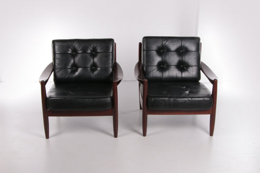 Vintage set van twee donker houten met leer Scandinavische fauteuils.