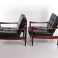 Vintage set van twee donker houten met leer Scandinavische fauteuils.
