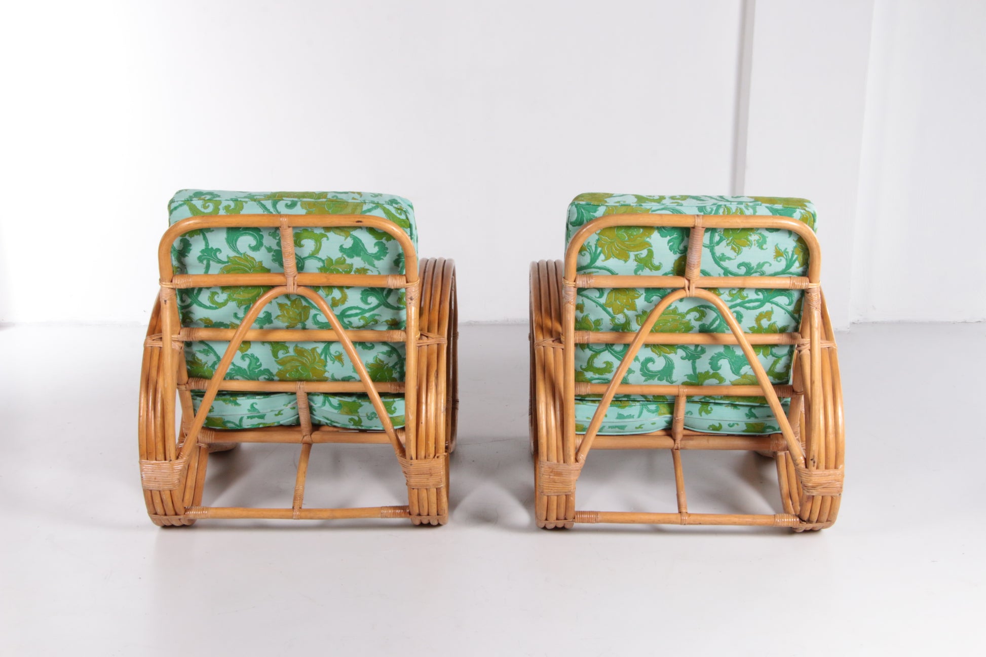 Vintage set bamboe lounge fauteuils en poef met bijzettafeltjes Paul Frankl, 1960s