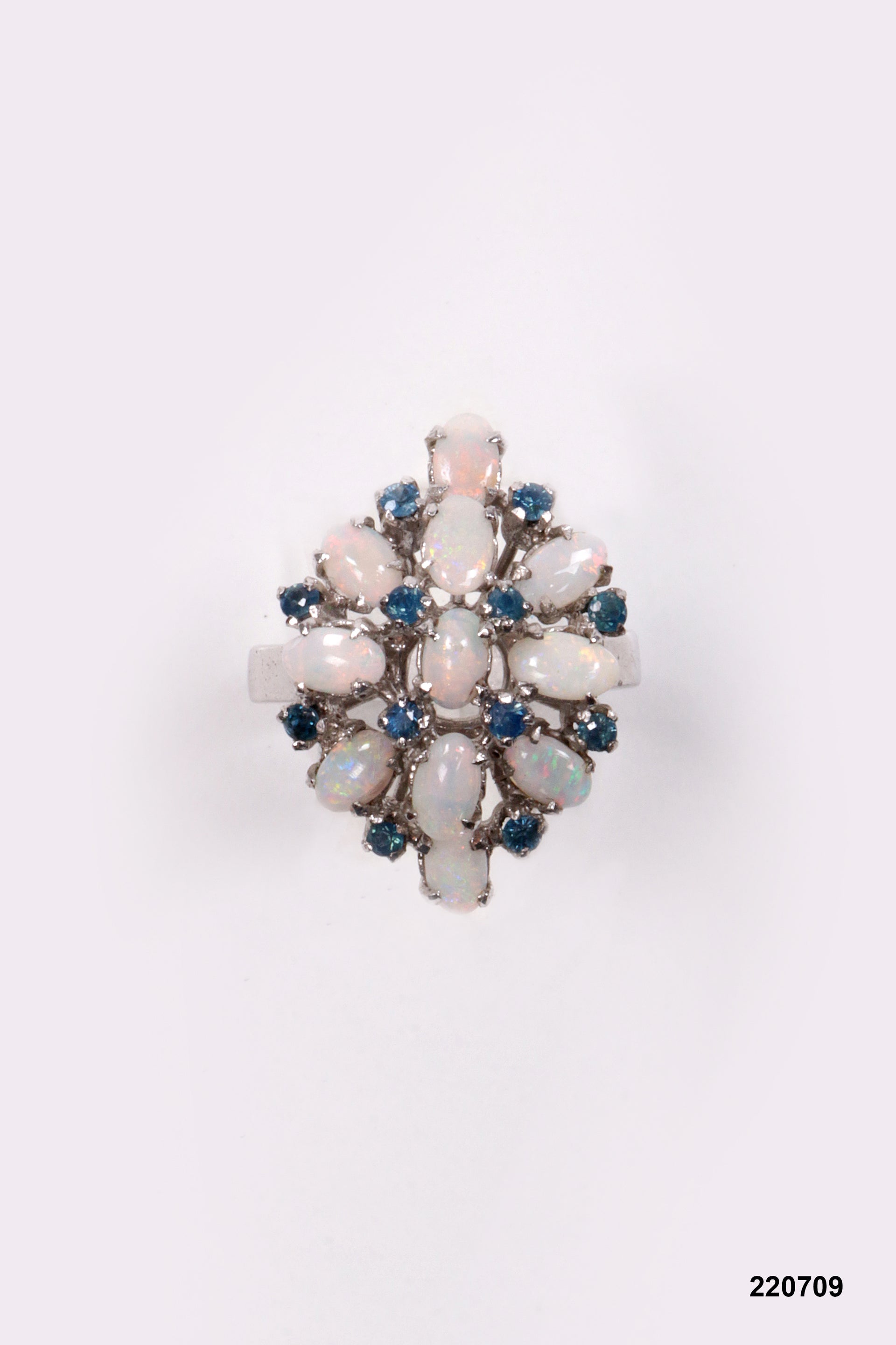 Zilveren ring met opalen en blauwe stras steentjes.