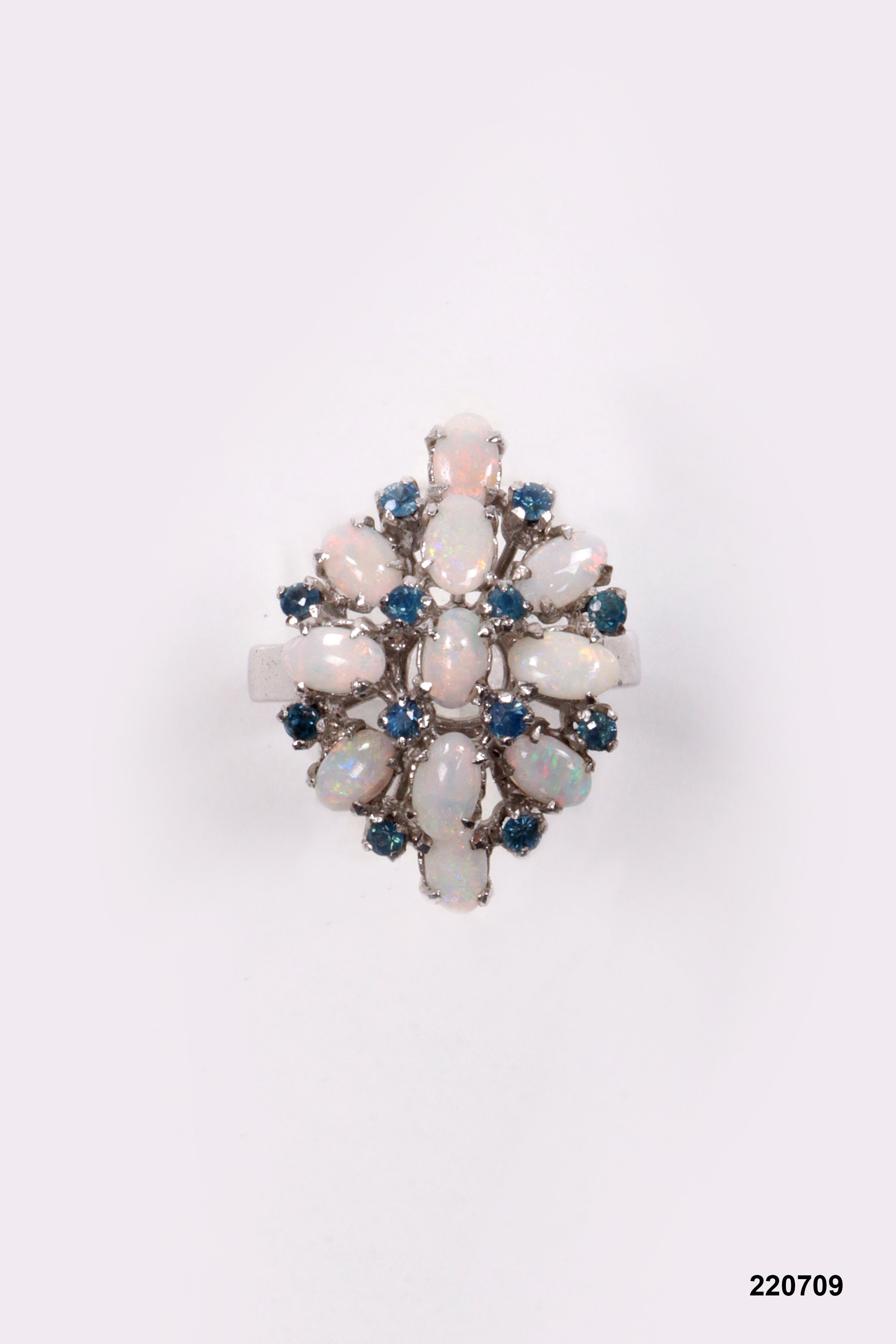 Zilveren ring met opalen en blauwe stras steentjes.