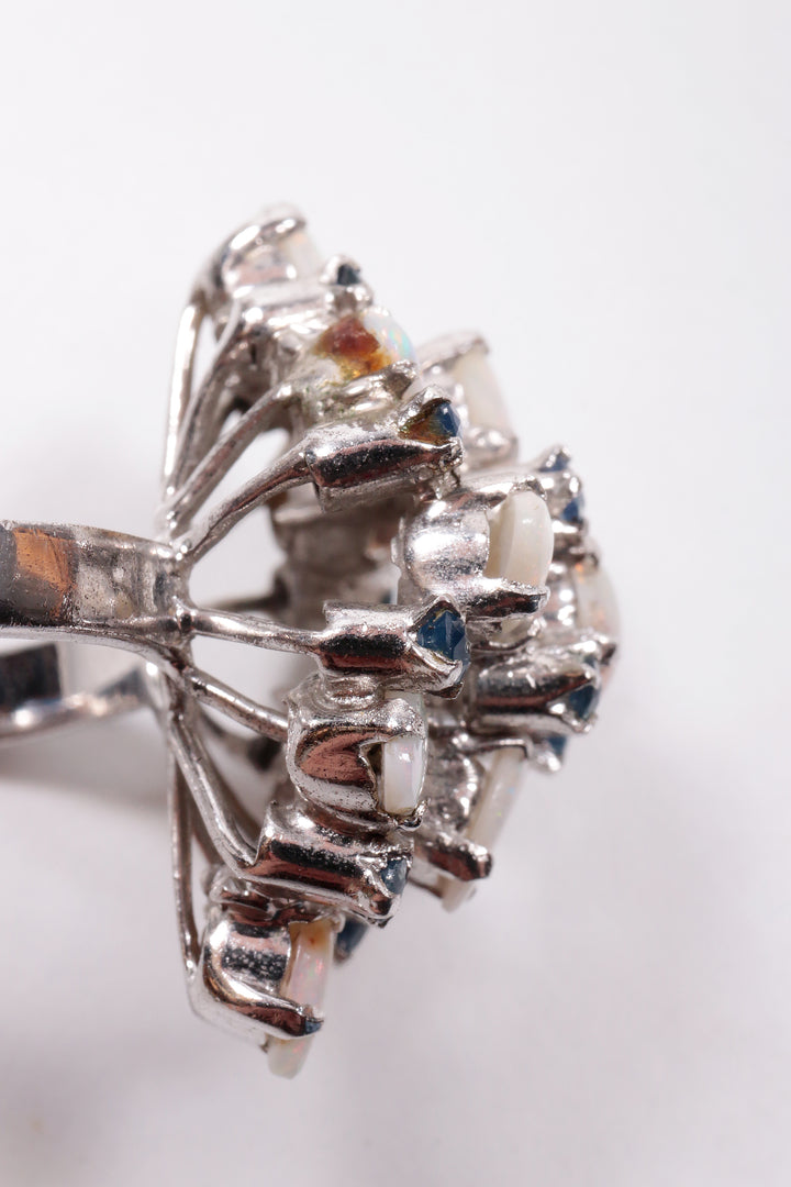 Zilveren ring met opalen en blauwe stras steentjes.
