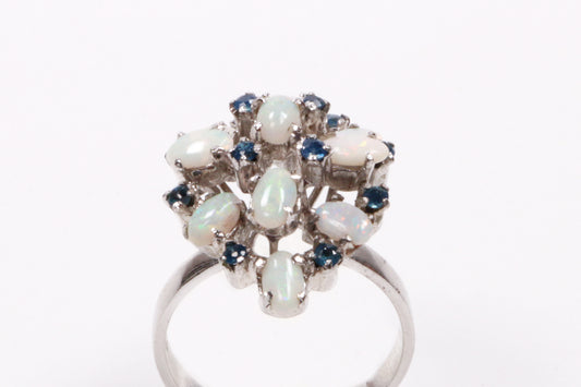 Zilveren ring met opalen en blauwe stras steentjes.