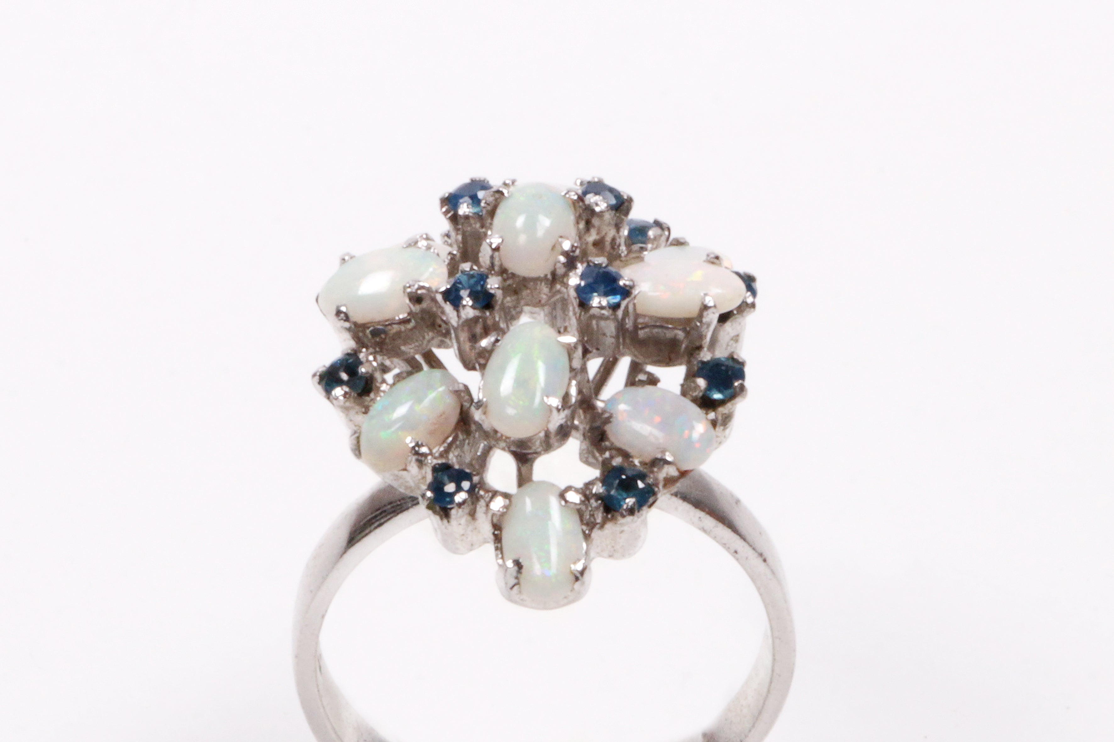 Zilveren ring met opalen en blauwe stras steentjes.